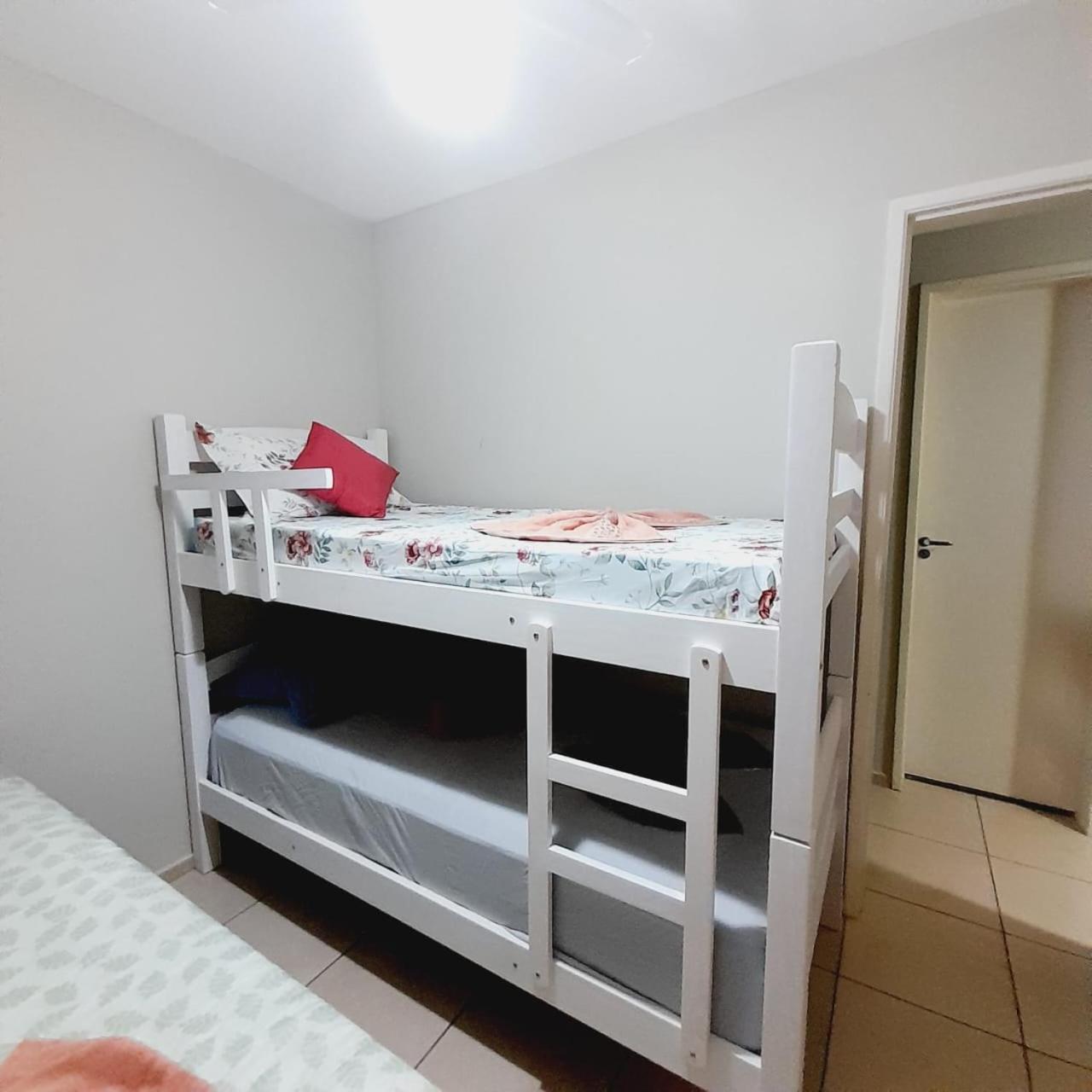 4 ESTAÇÕES - apto em condomínio - 2 quartos com ar condicionado
