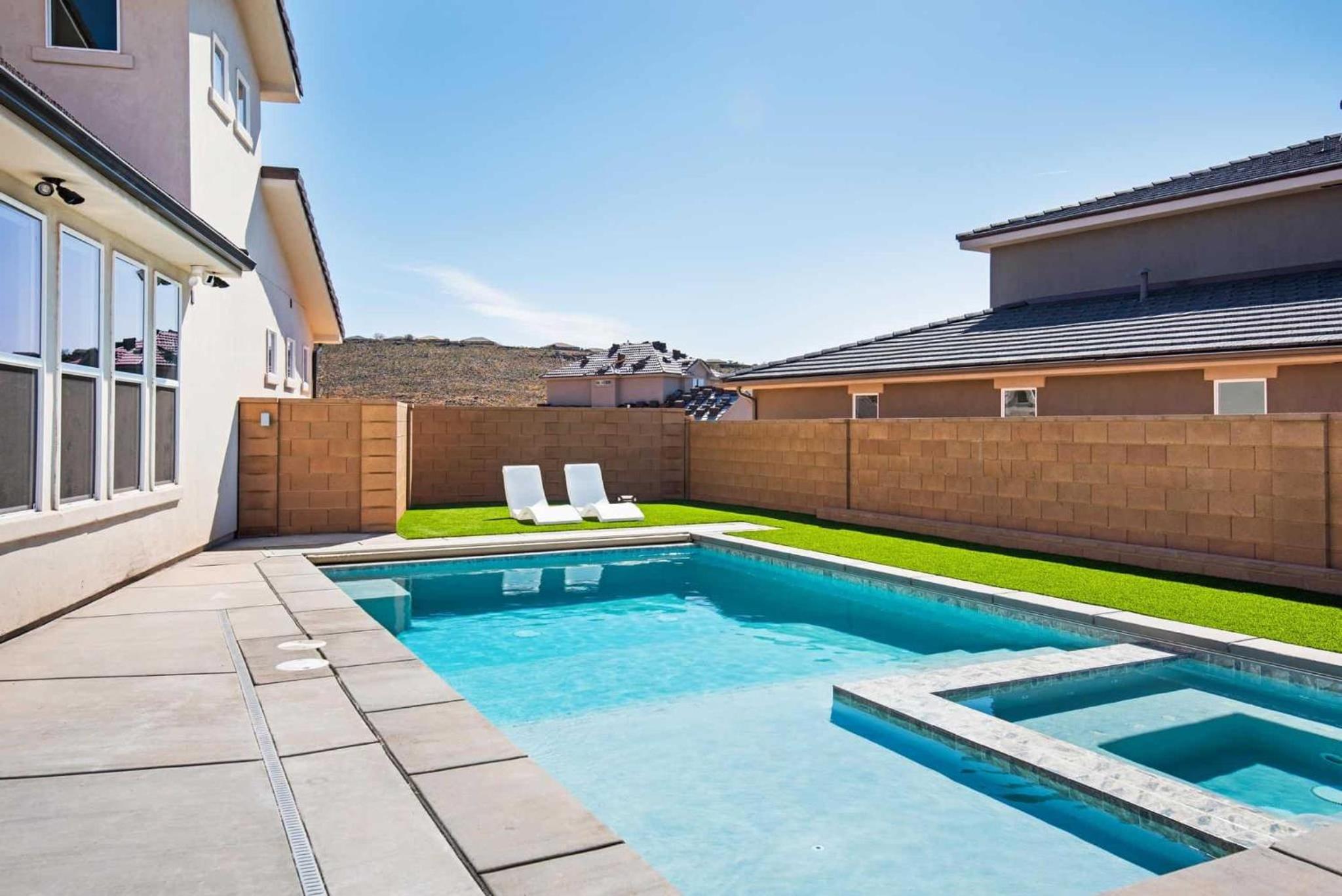 Paseos Poolhouse home