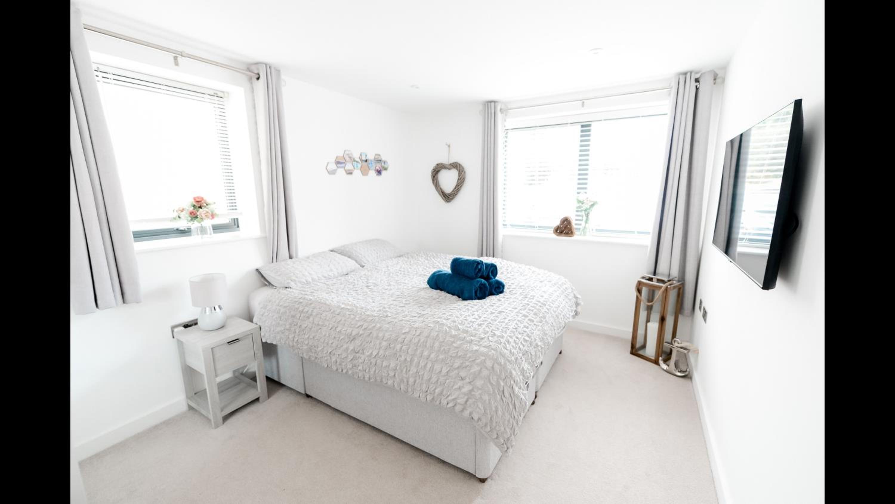 Brand New Beachfront Ground floor with garden 2 Bed apartment 6 Guests