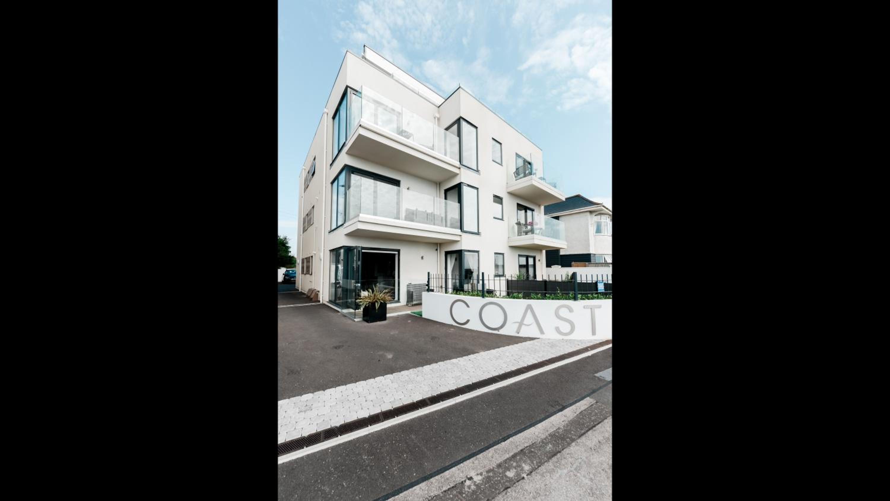 Brand New Beachfront Ground floor with garden 2 Bed apartment 6 Guests