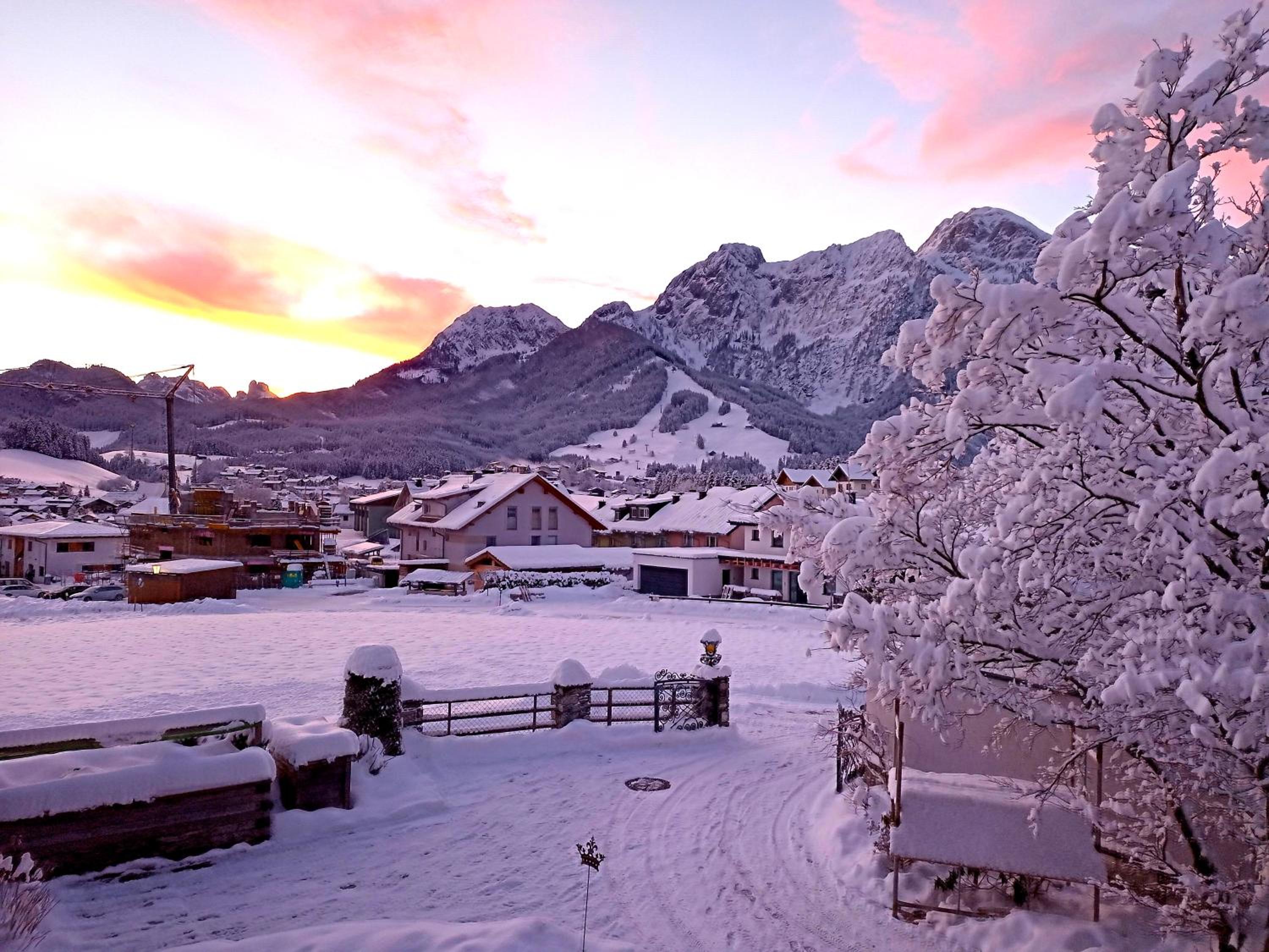 Villa Edelweiss - 3 to 6 Guests - private use of indoor pool, sauna and garden terrace