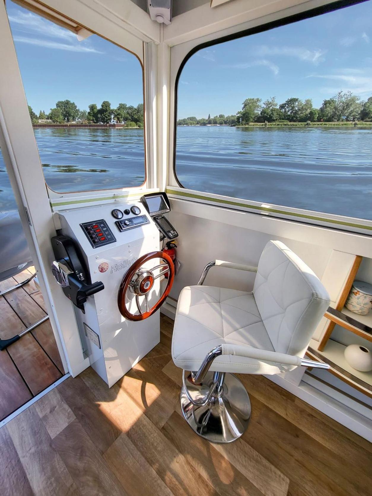 Hausboot FIONA im Yachthafen Berlin-Schmöckwitz auf der Spree und dem Müggelsee von Anfang April bis Ende Oktober