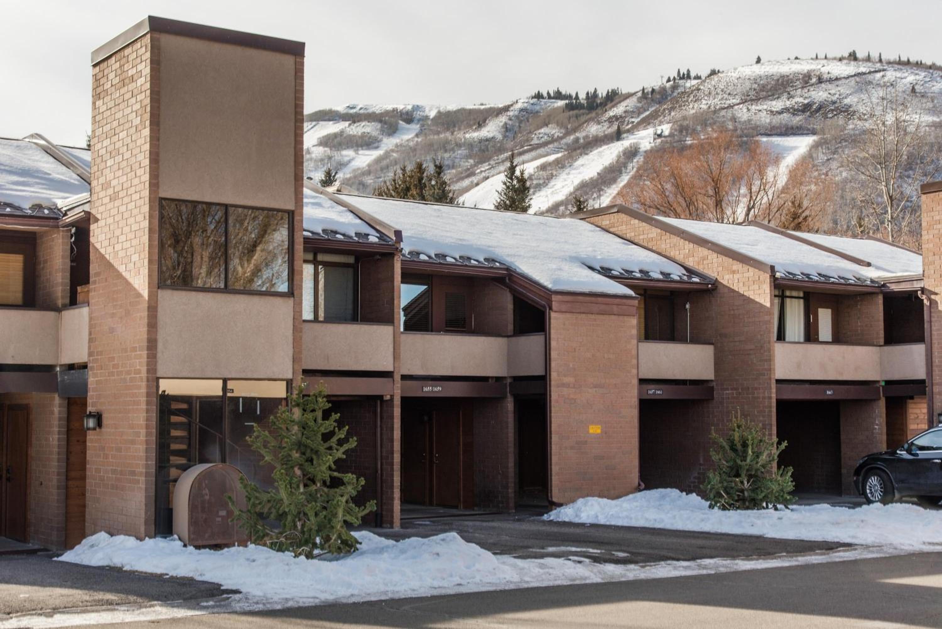 Park Avenue Upgraded 3 Bedroom Condominiums view 3