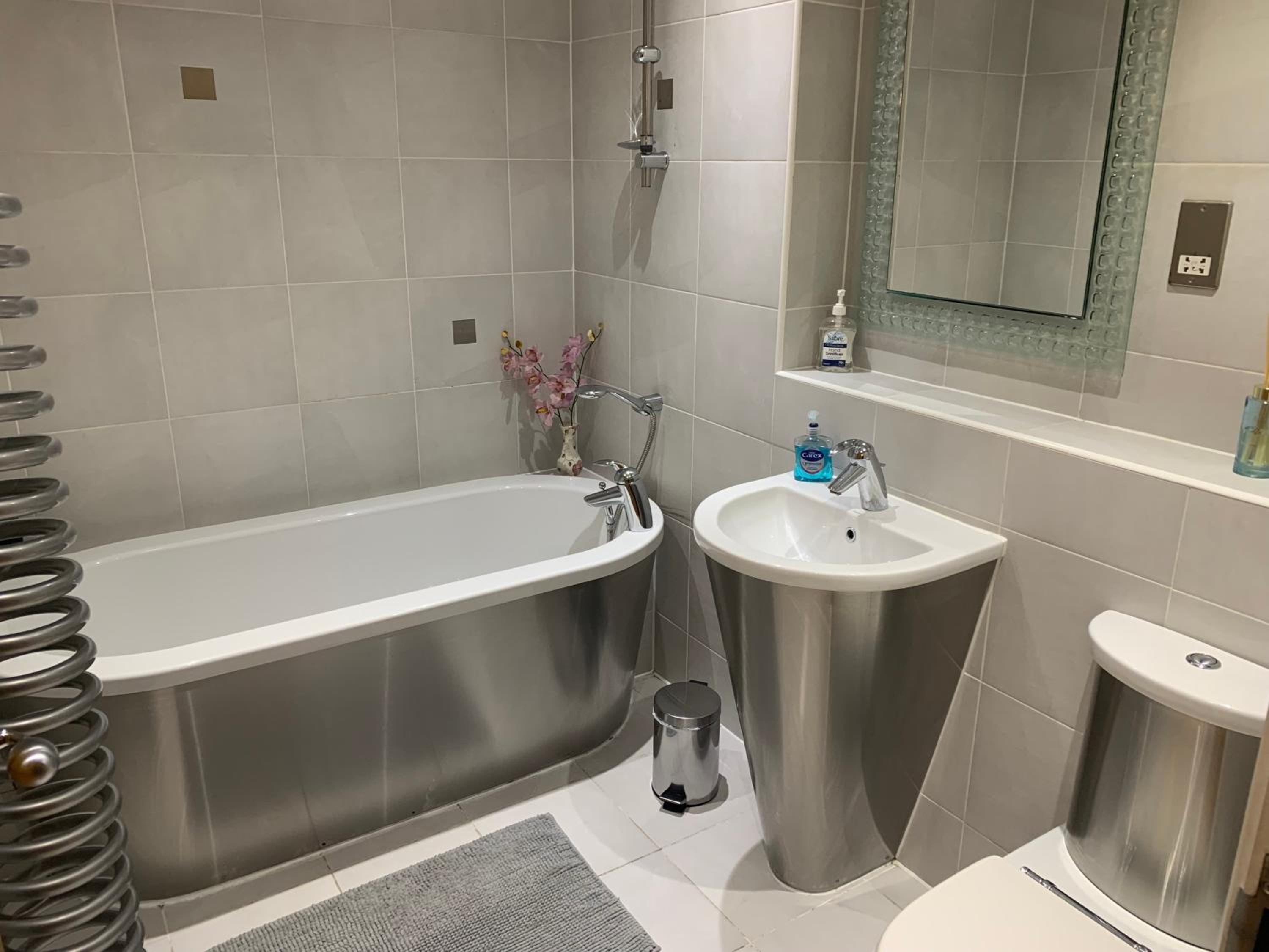 Stunning Spacious City Apartment with free parking view 2