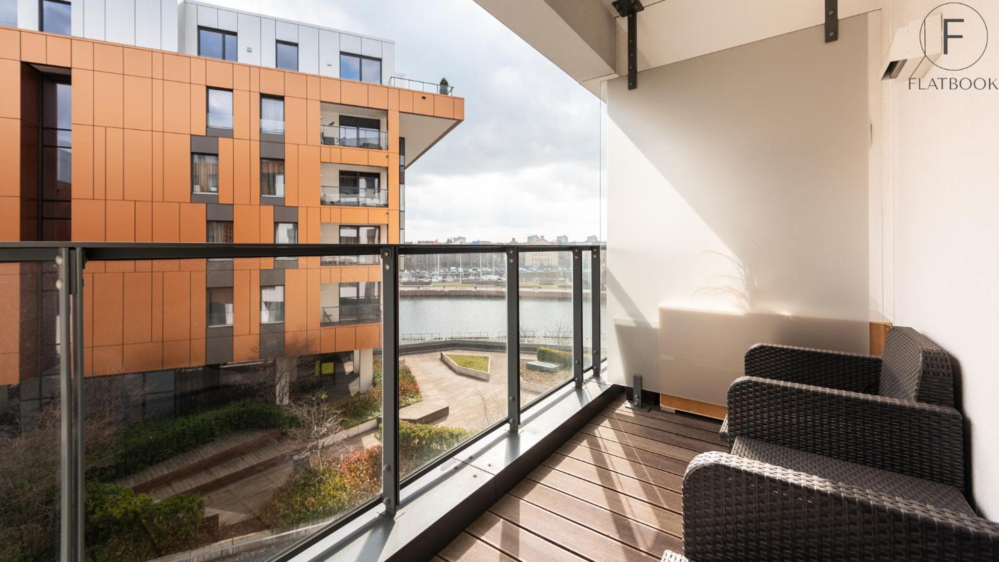 Flatbook - City Center Apartments Brabank with Parking
