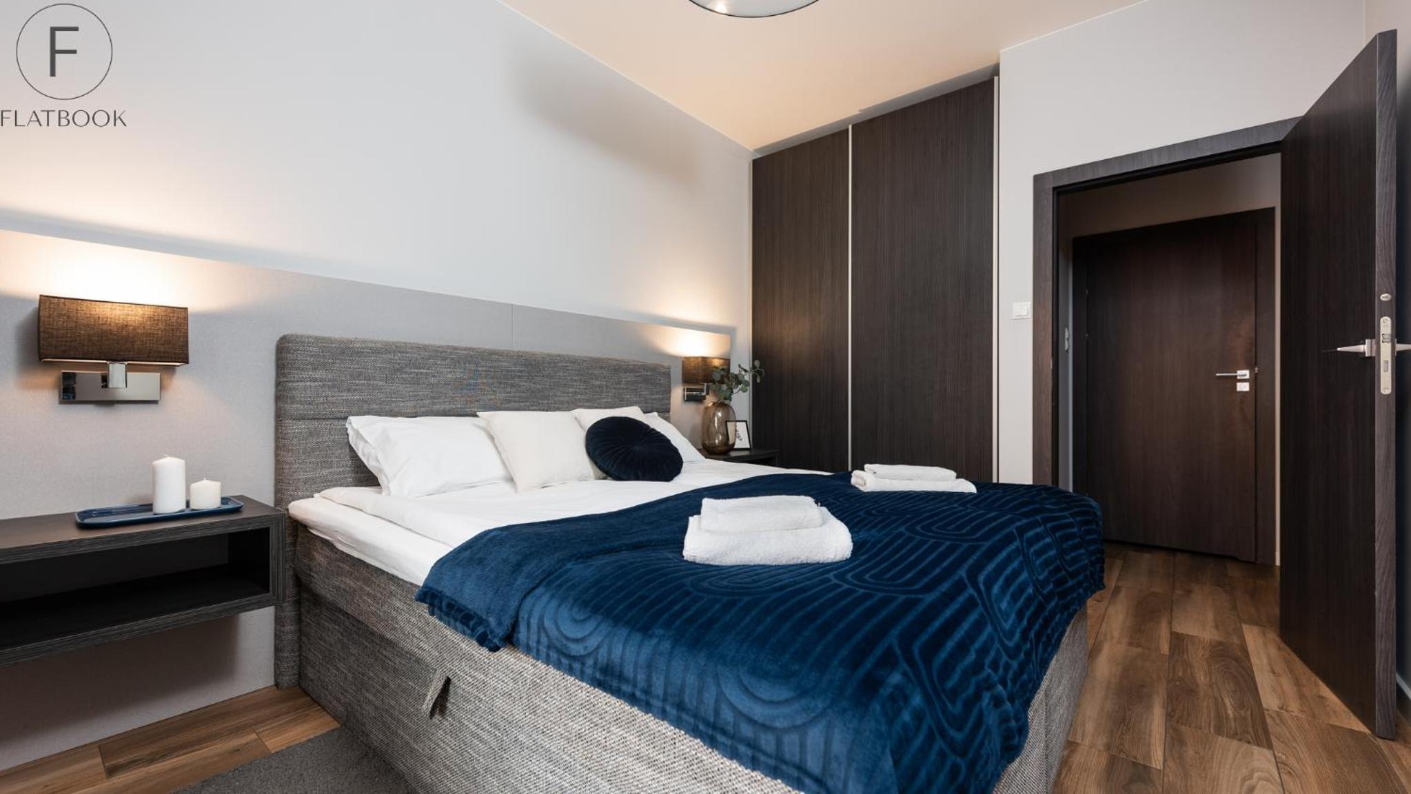 Flatbook - City Center Apartments Brabank with Parking