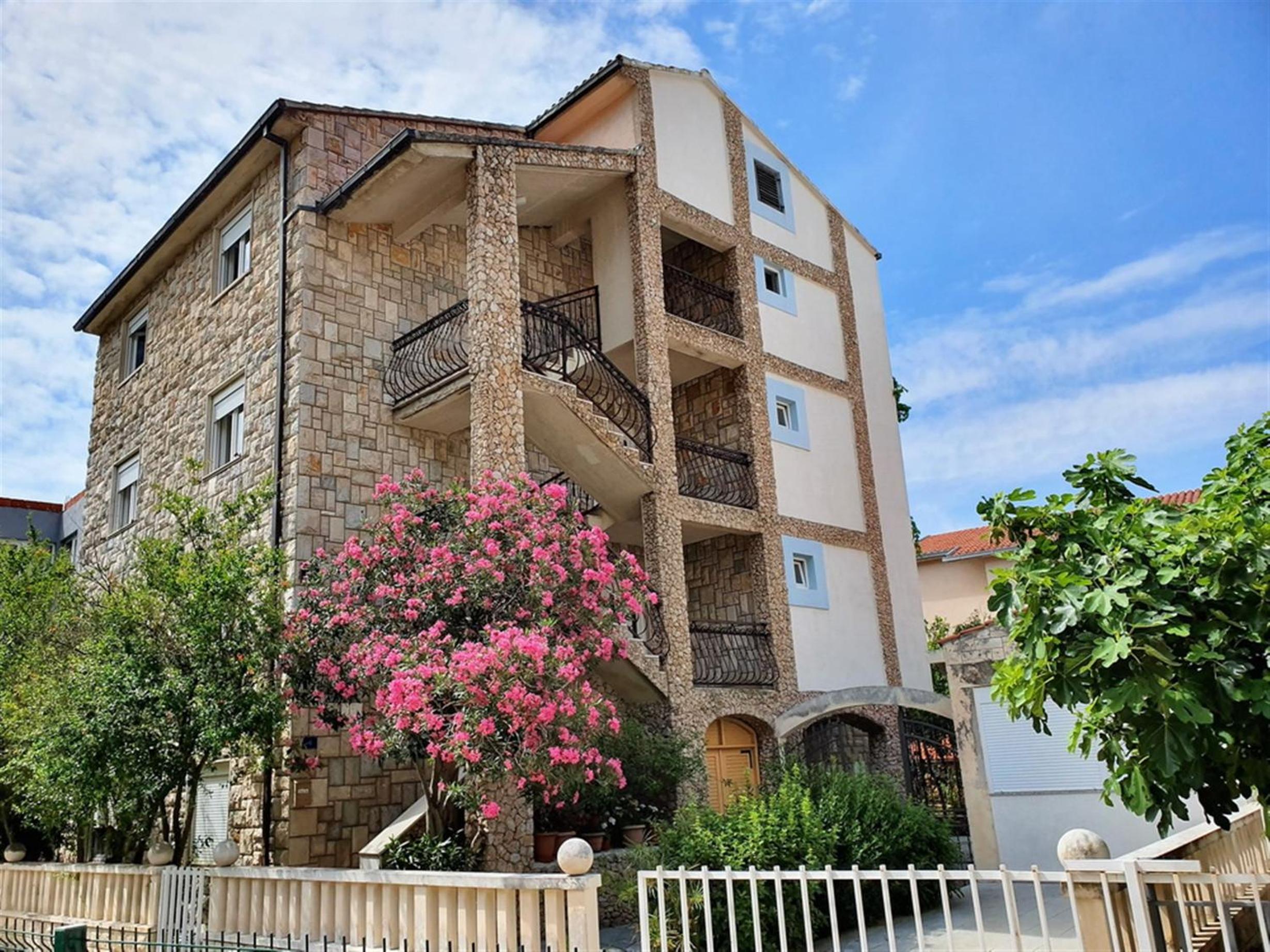 Apartments Iko Nemira