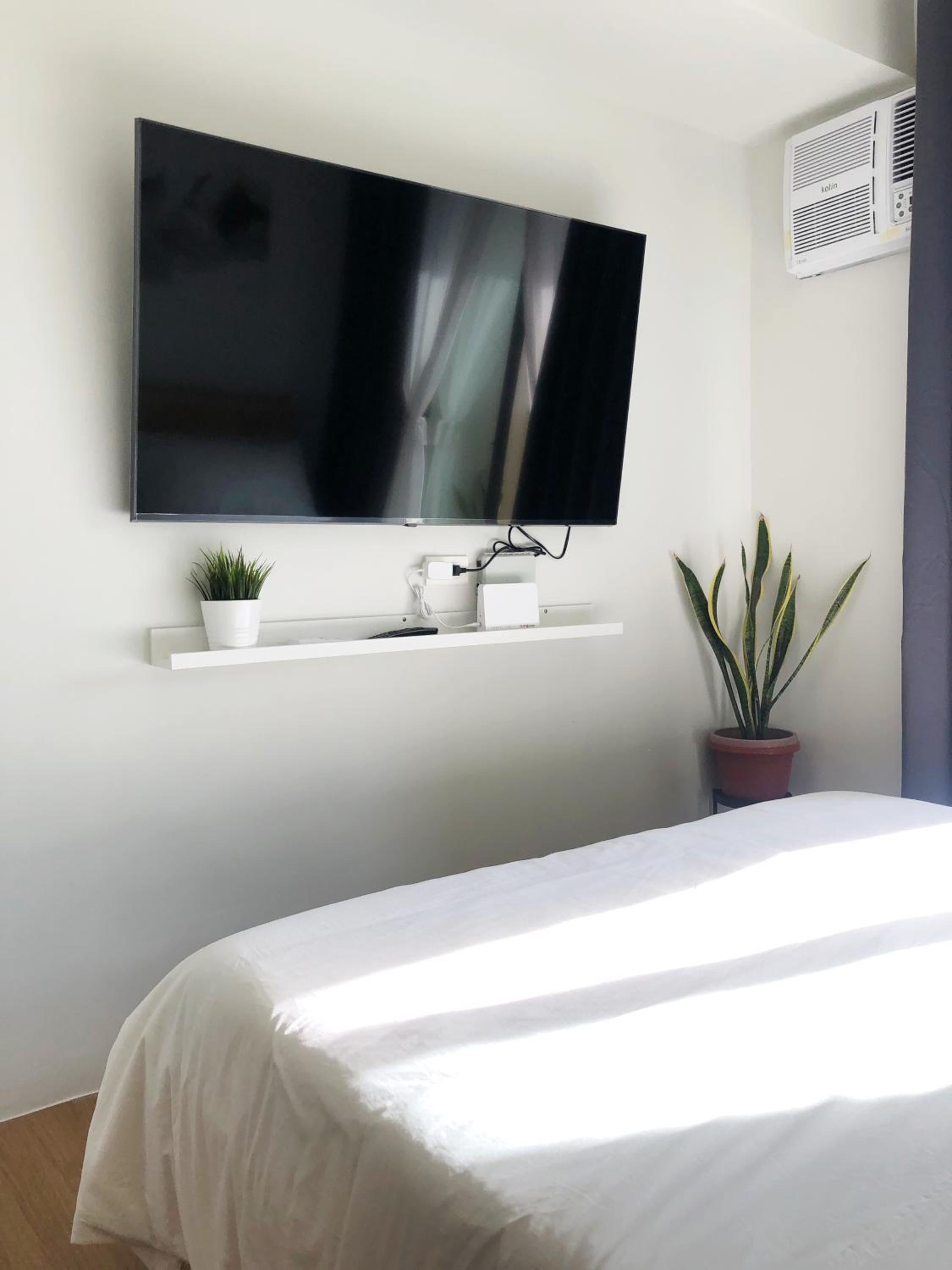 FREE PARKING Basement, 50mbps Wifi Netflix 55 inches TV view 2