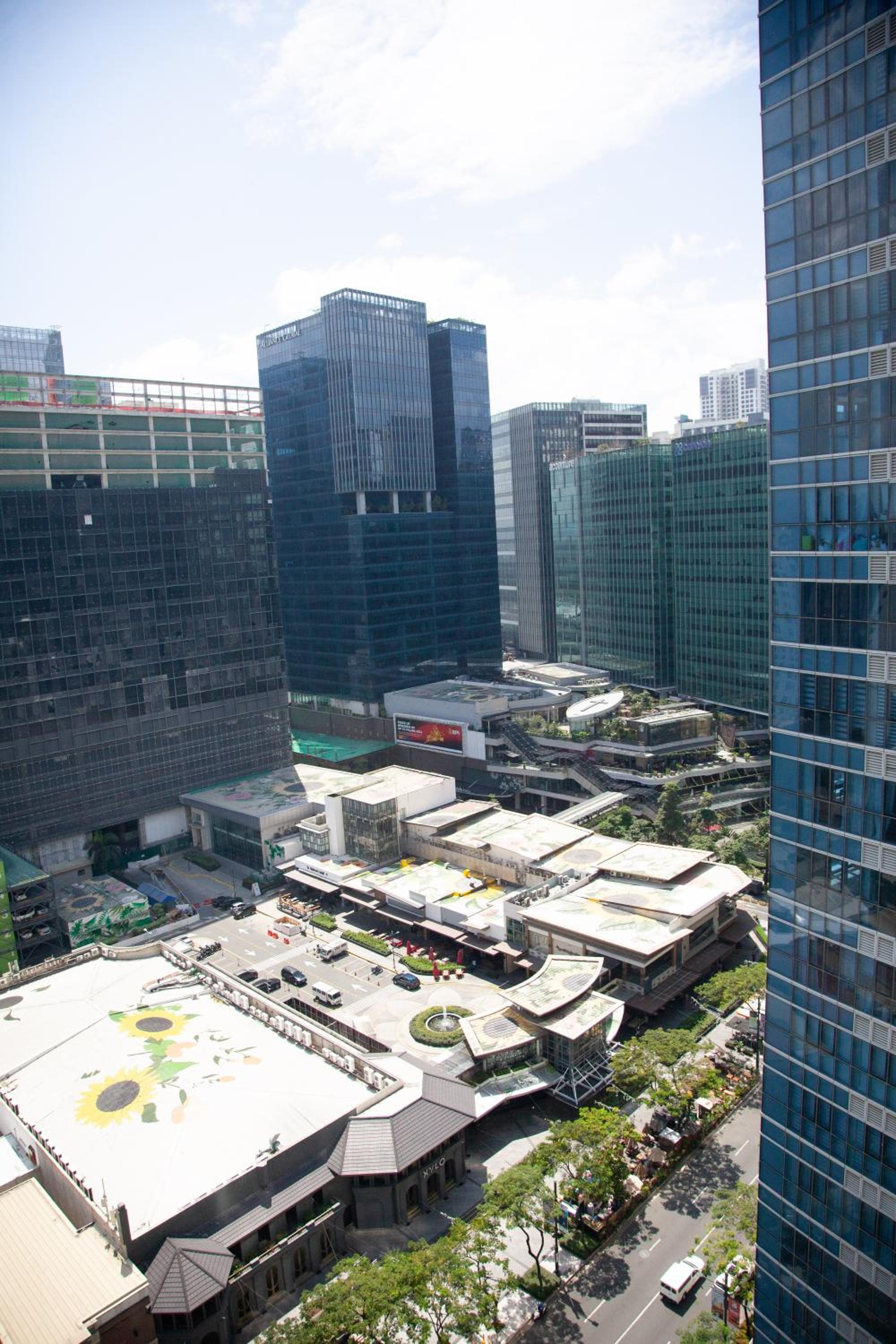 Uptown Parksuites Apartments Tower 2 BGC by PH Staycation view 4
