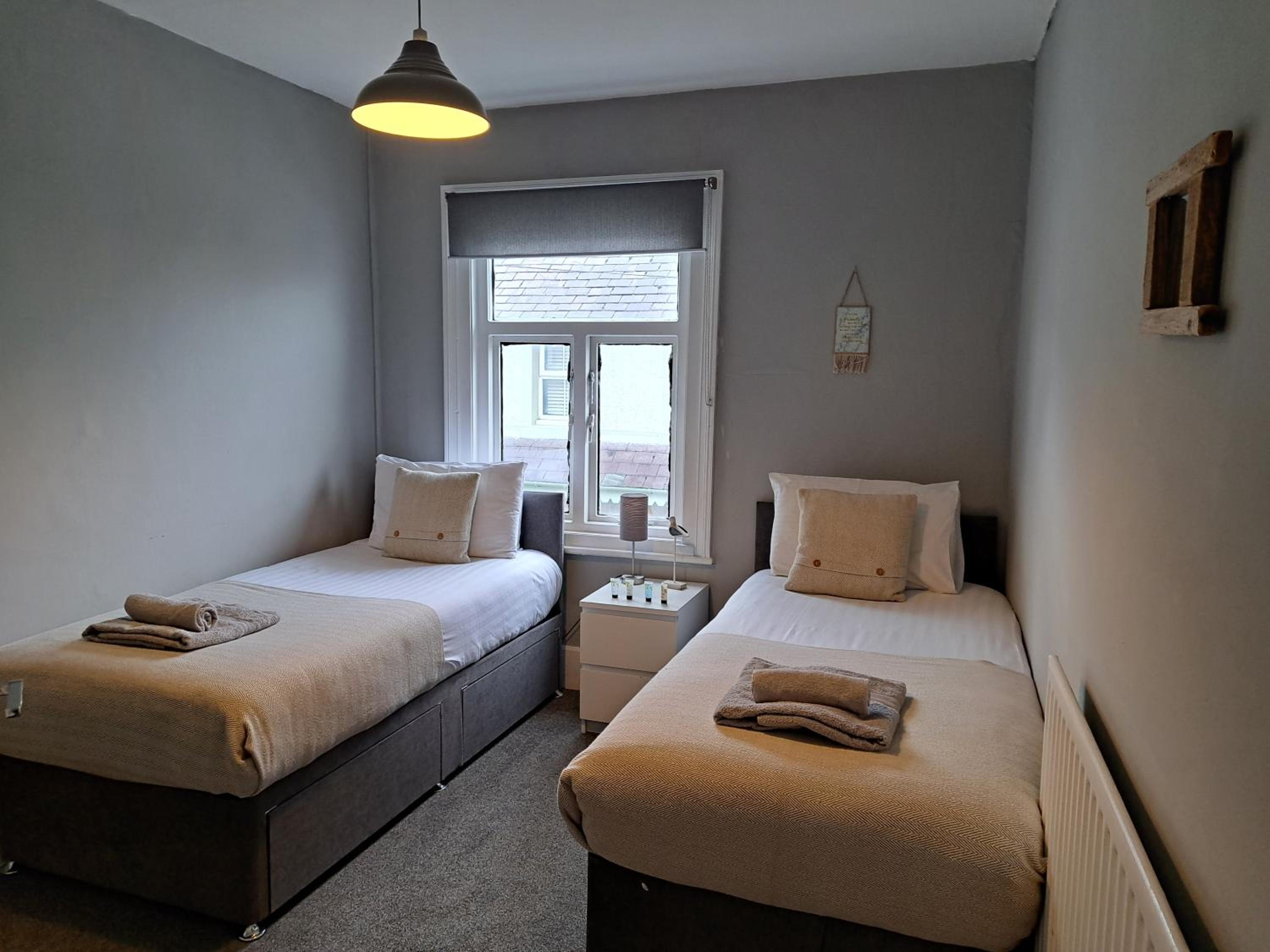 Llandudno apartment, quirky pub with tropical beer garden view 2