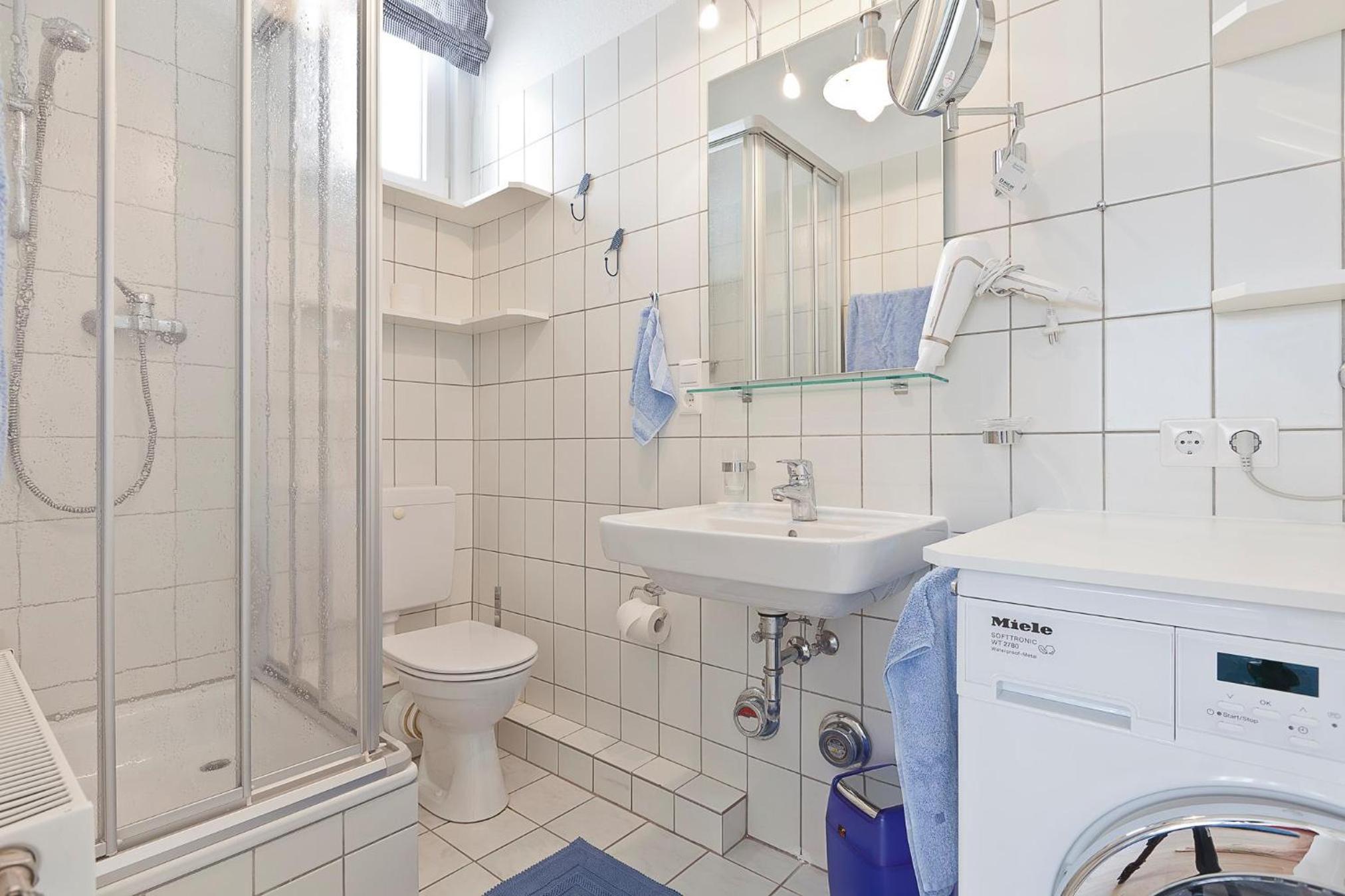 Ahlers en Norderney — bathroom