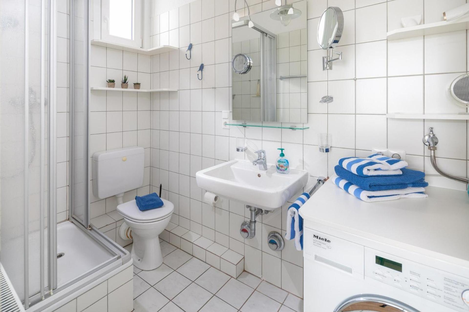 Ahlers en Norderney — bathroom