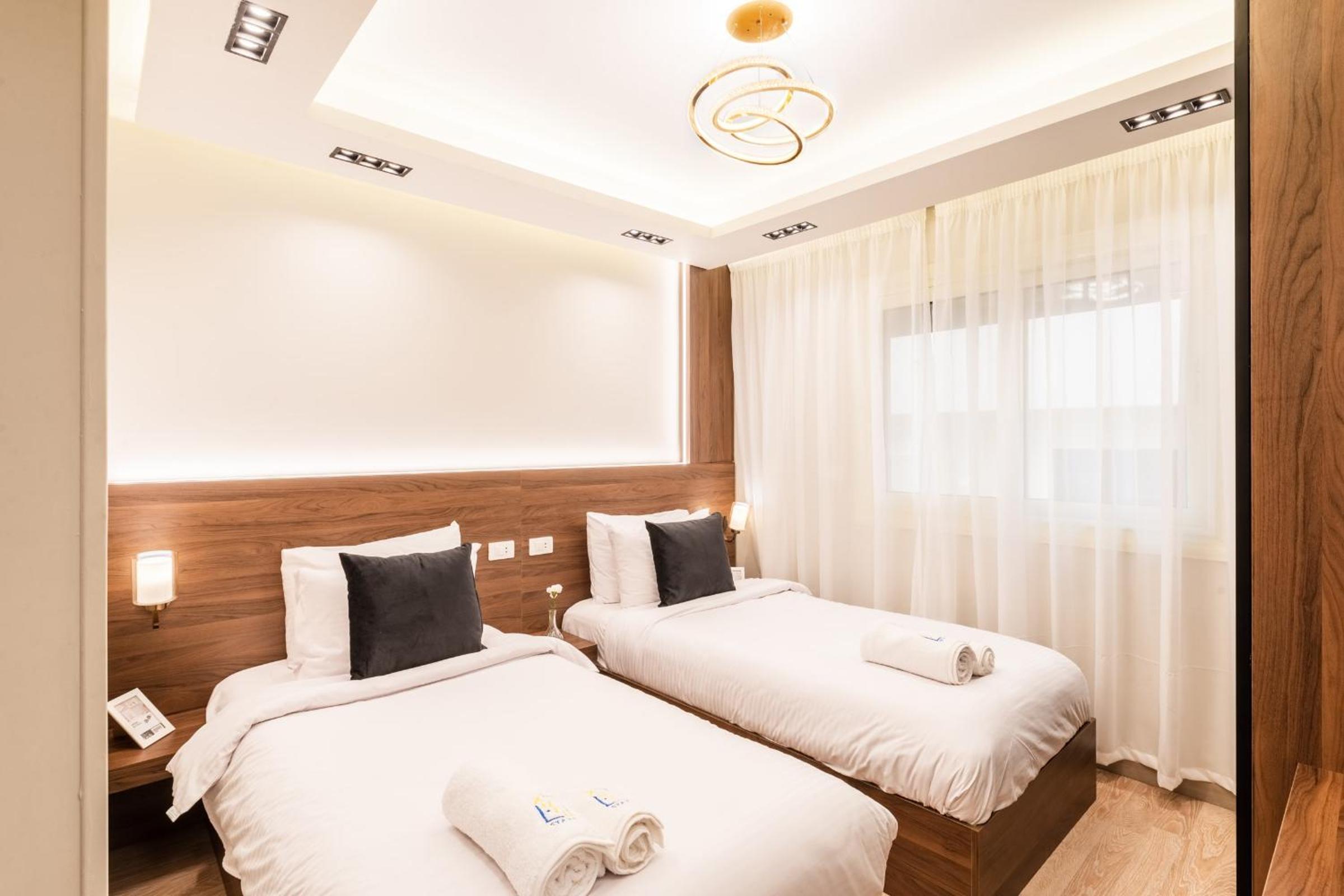 Superb & Simple 2 BDR Apt 5 min from Airport