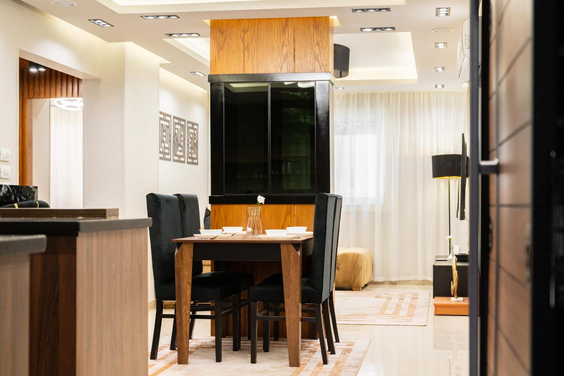 Superb & Simple 2 BDR Apt 5 min from Airport