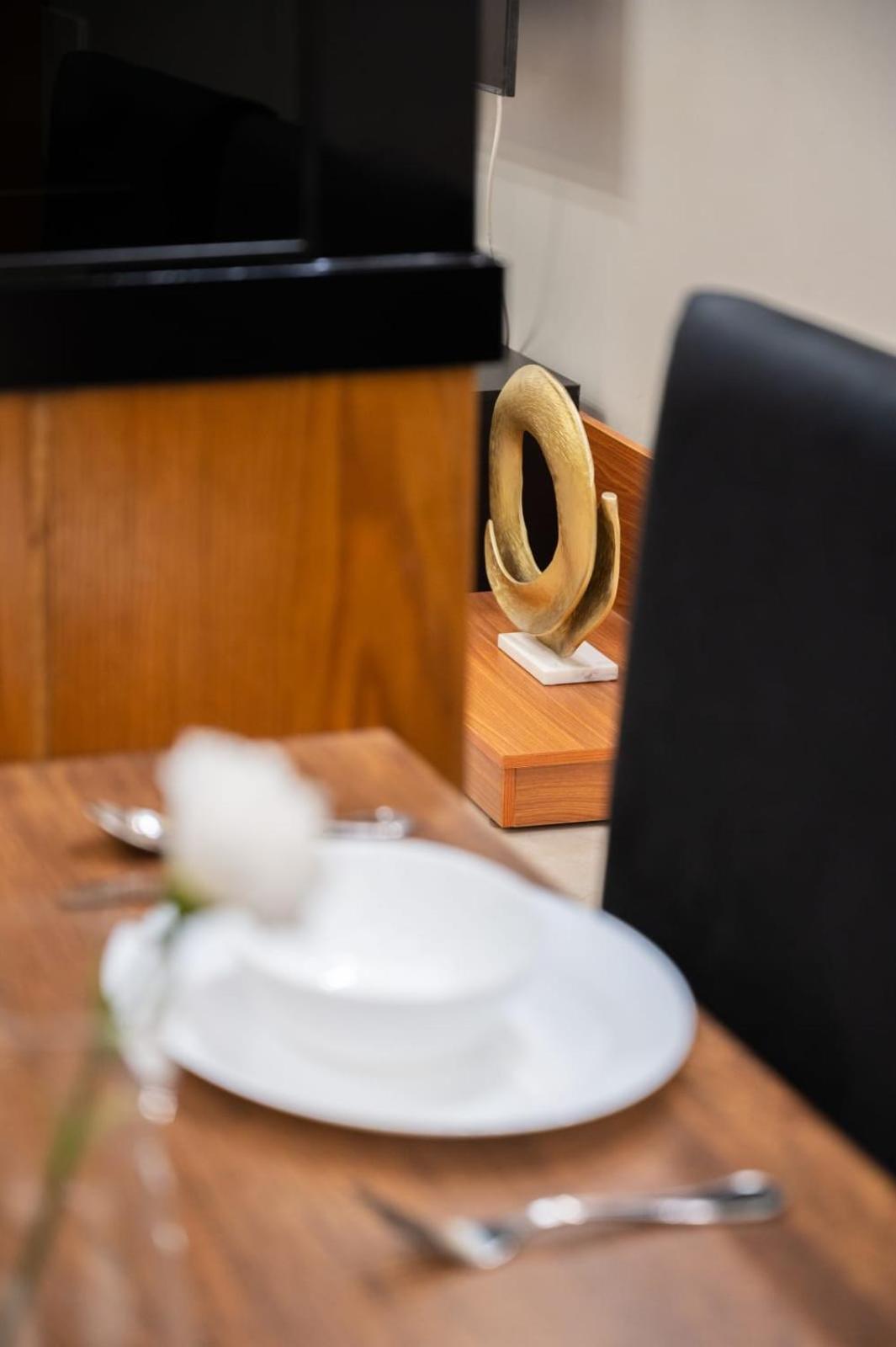 Superb & Simple 2 BDR Apt 5 min from Airport