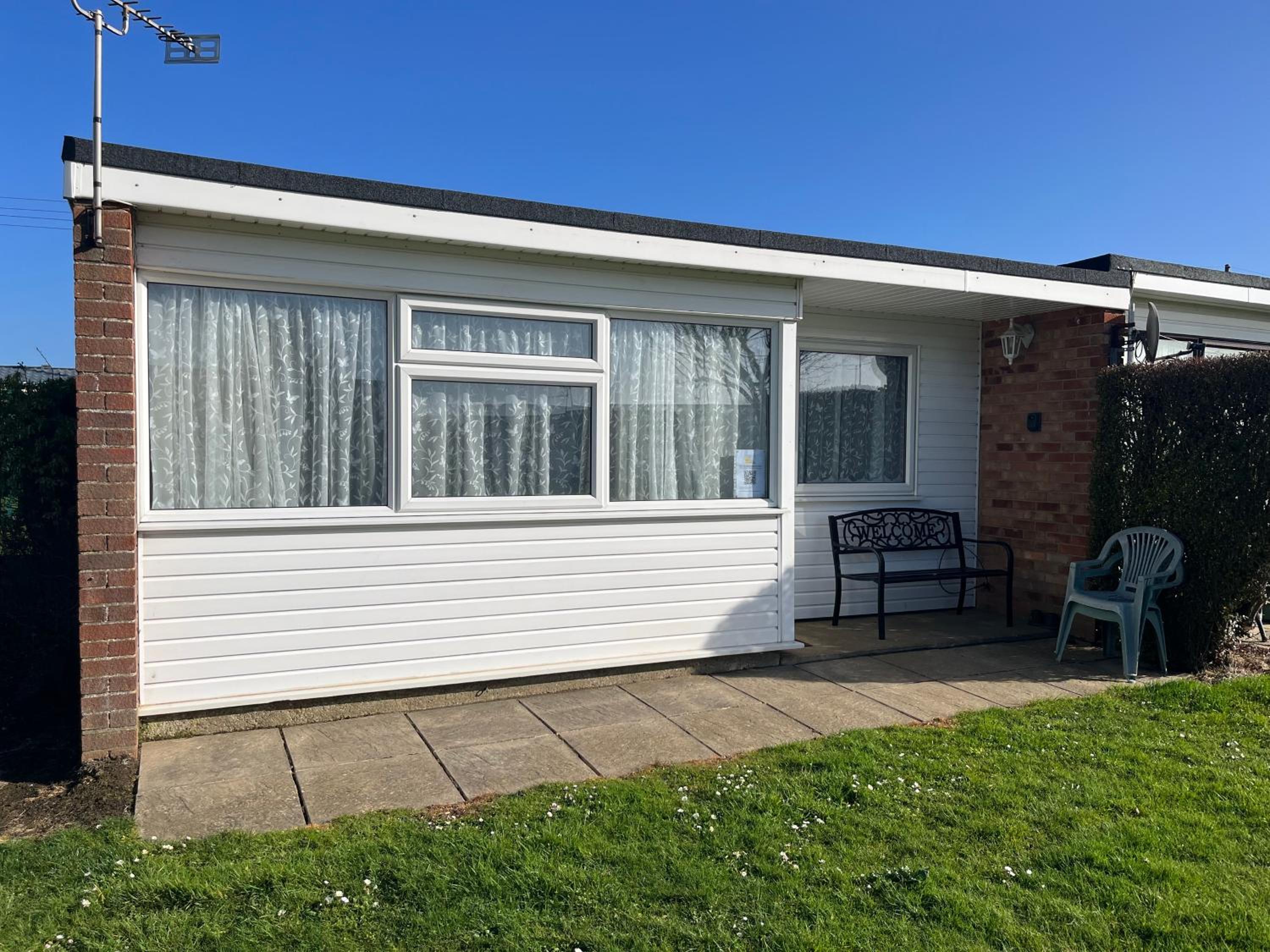 14, Sundowner Holiday Park, Hemsby - Two bed chalet, sleeps 6, bed linen and towels included - pet friendly
