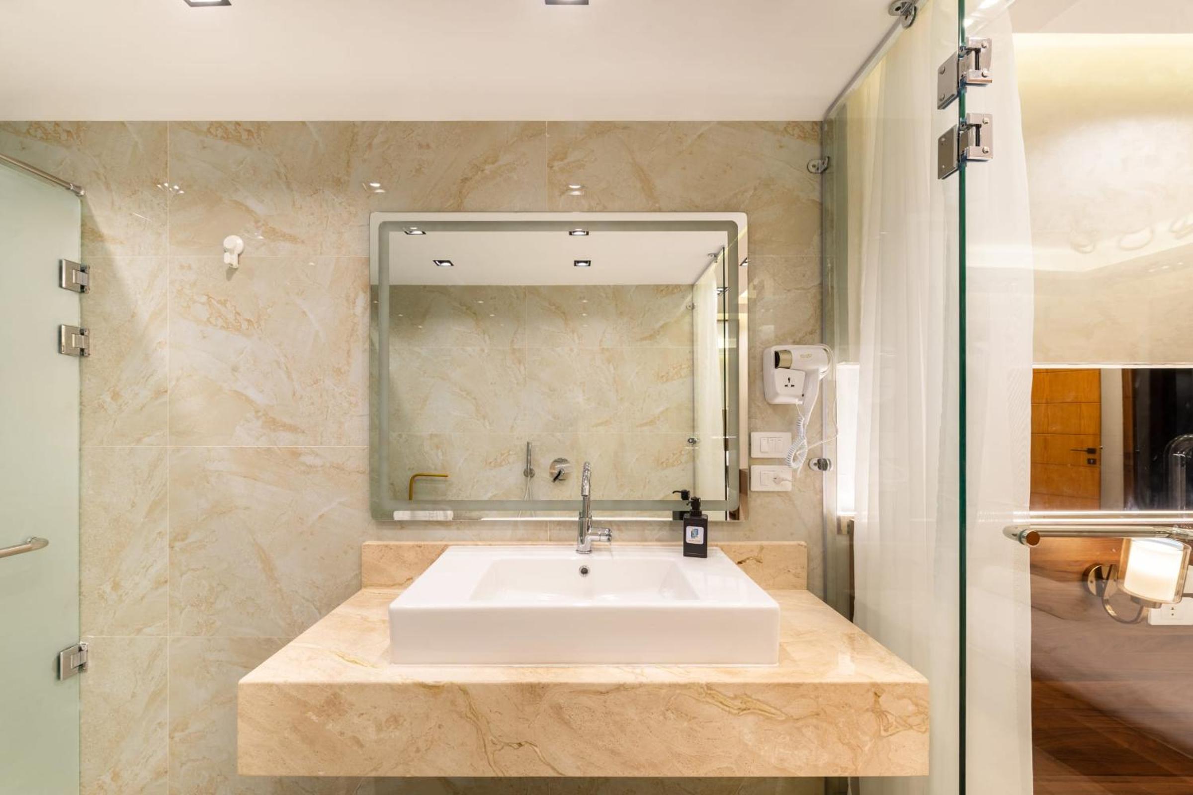 Superb & Simple 2 BDR Apt 5 min from Airport