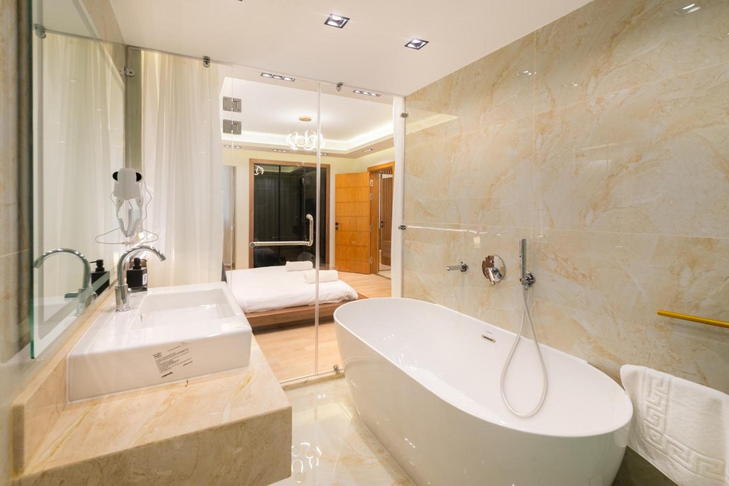 Superb & Simple 2 BDR Apt 5 min from Airport