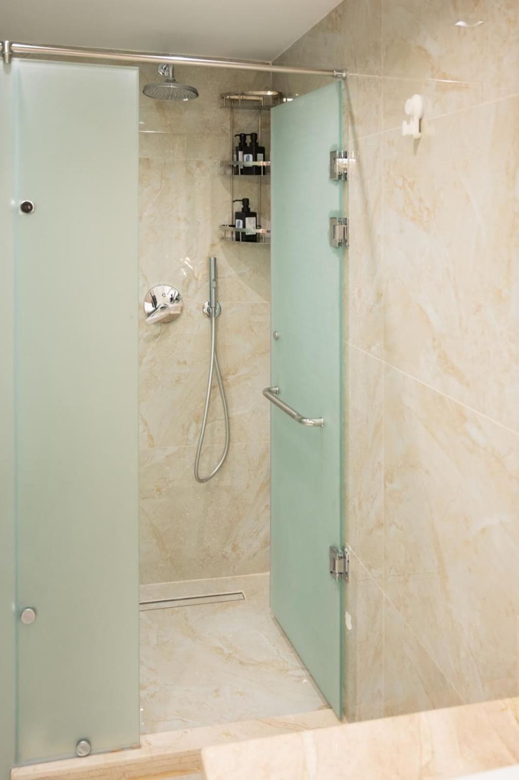 Superb & Simple 2 BDR Apt 5 min from Airport