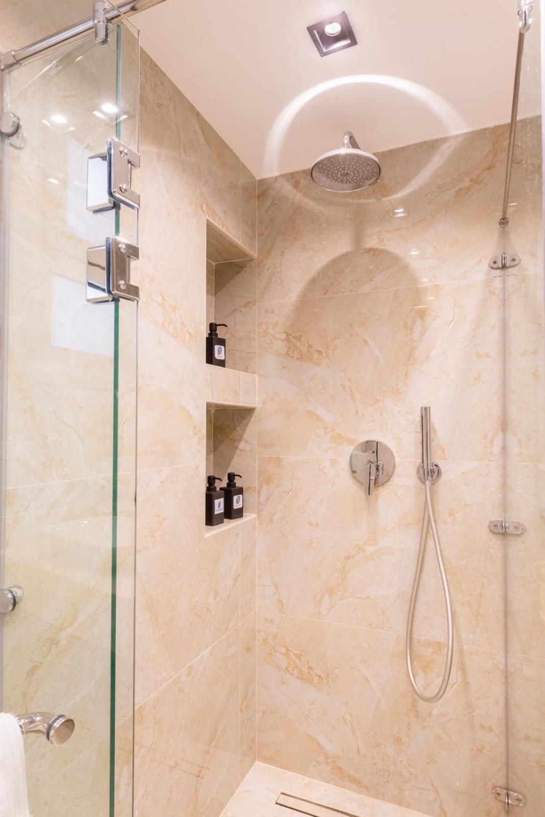 Superb & Simple 2 BDR Apt 5 min from Airport
