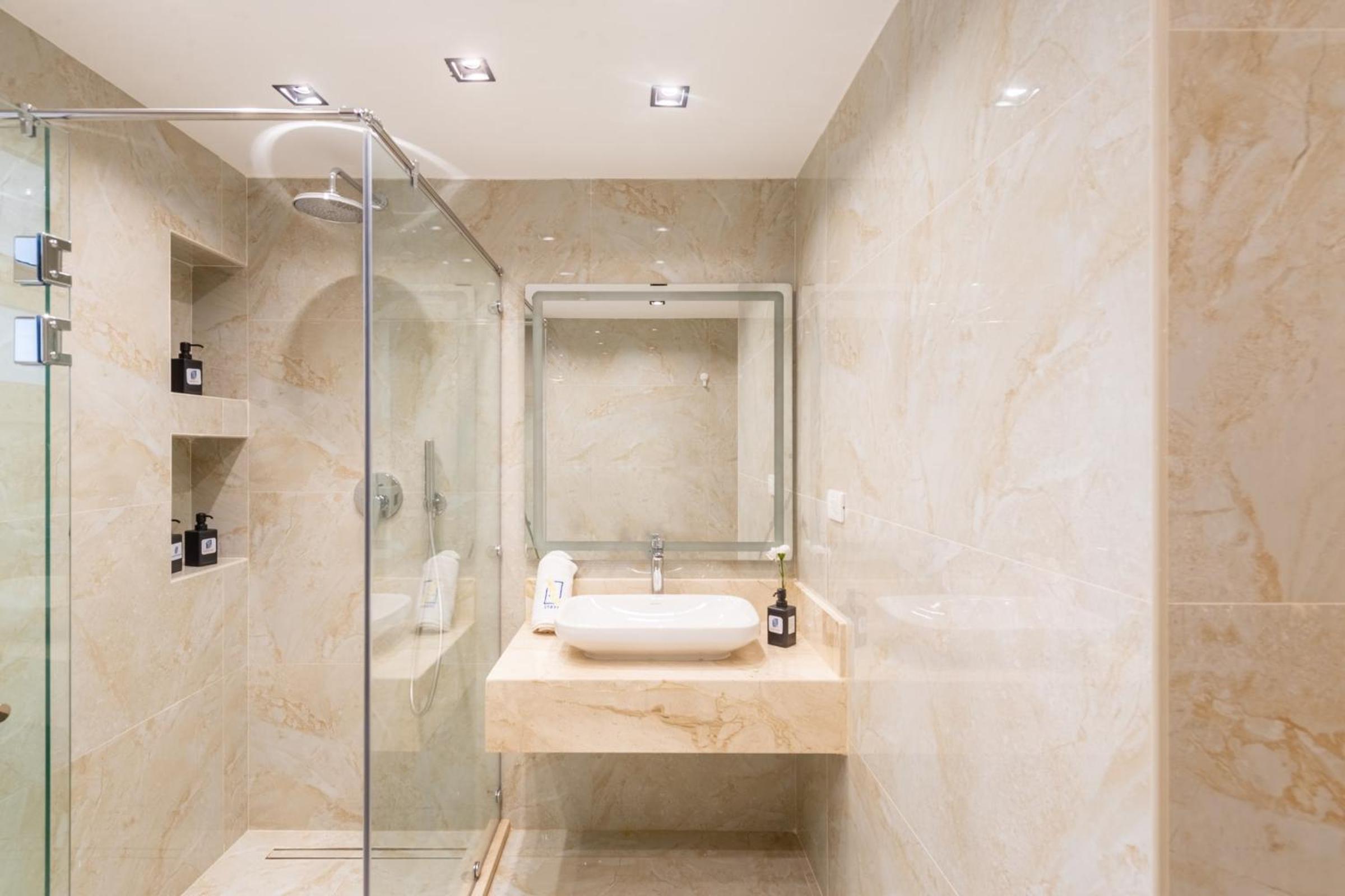Superb & Simple 2 BDR Apt 5 min from Airport