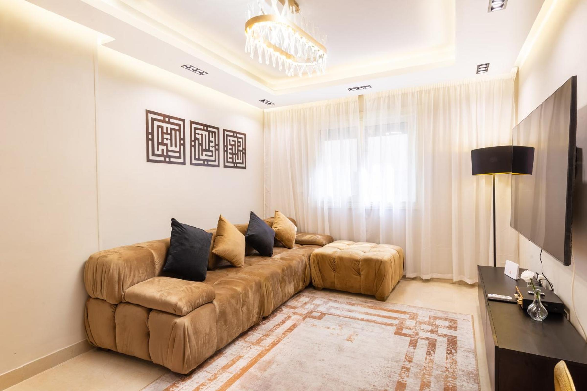 Superb & Simple 2 BDR Apt 5 min from Airport