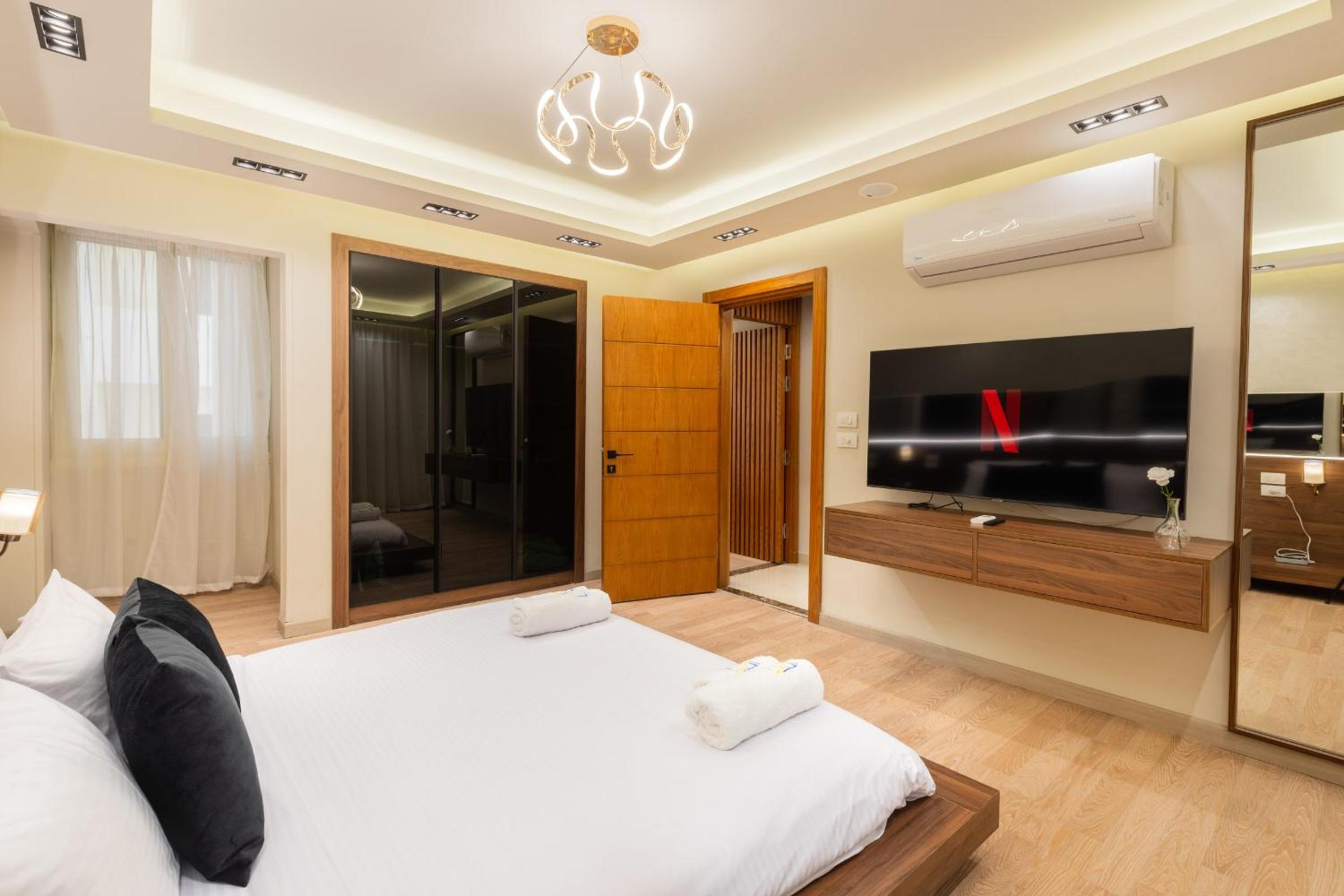Superb & Simple 2 BDR Apt 5 min from Airport