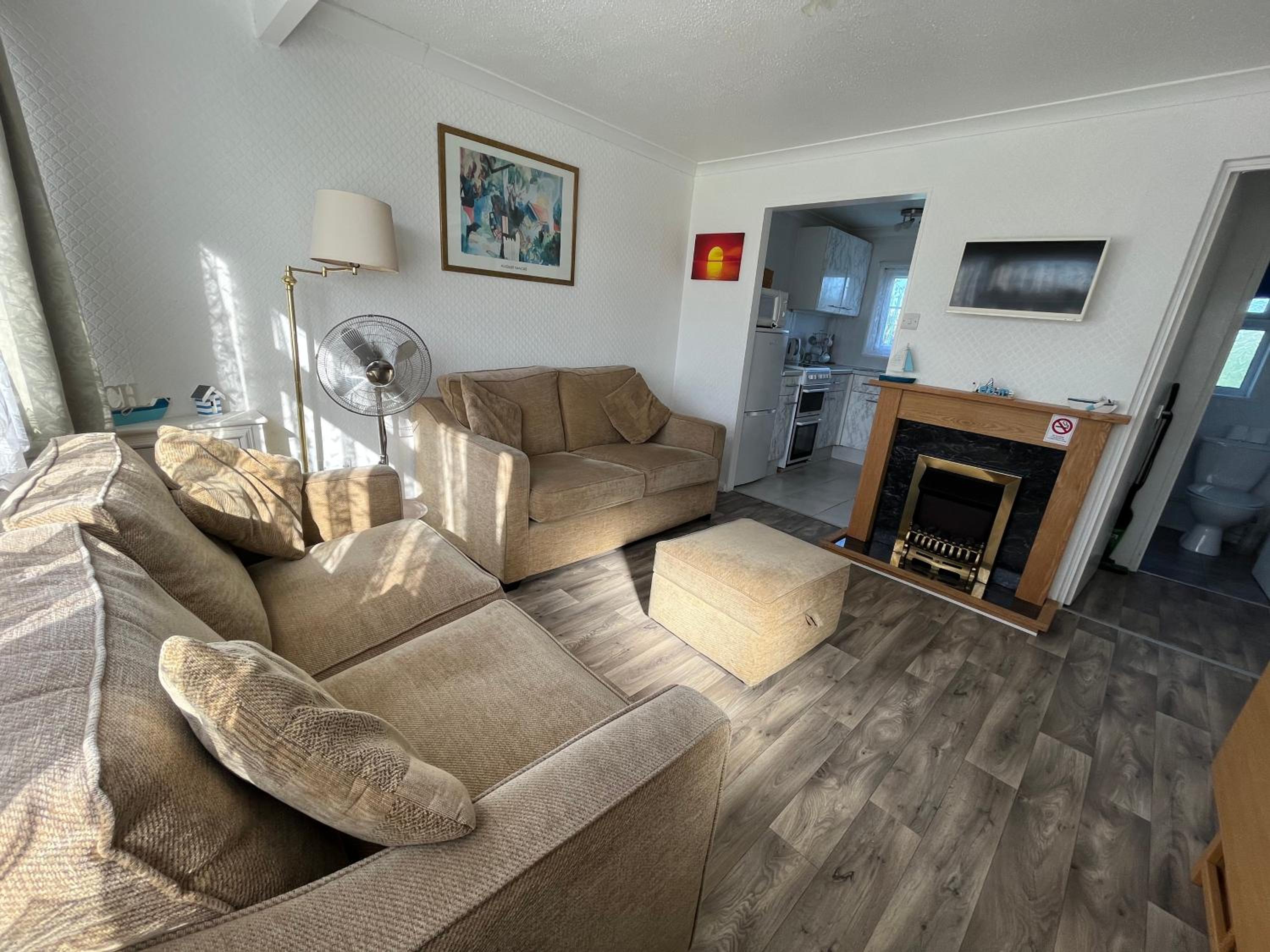 14, Sundowner Holiday Park, Hemsby - Two bed chalet, sleeps 6, bed linen and towels included - pet friendly