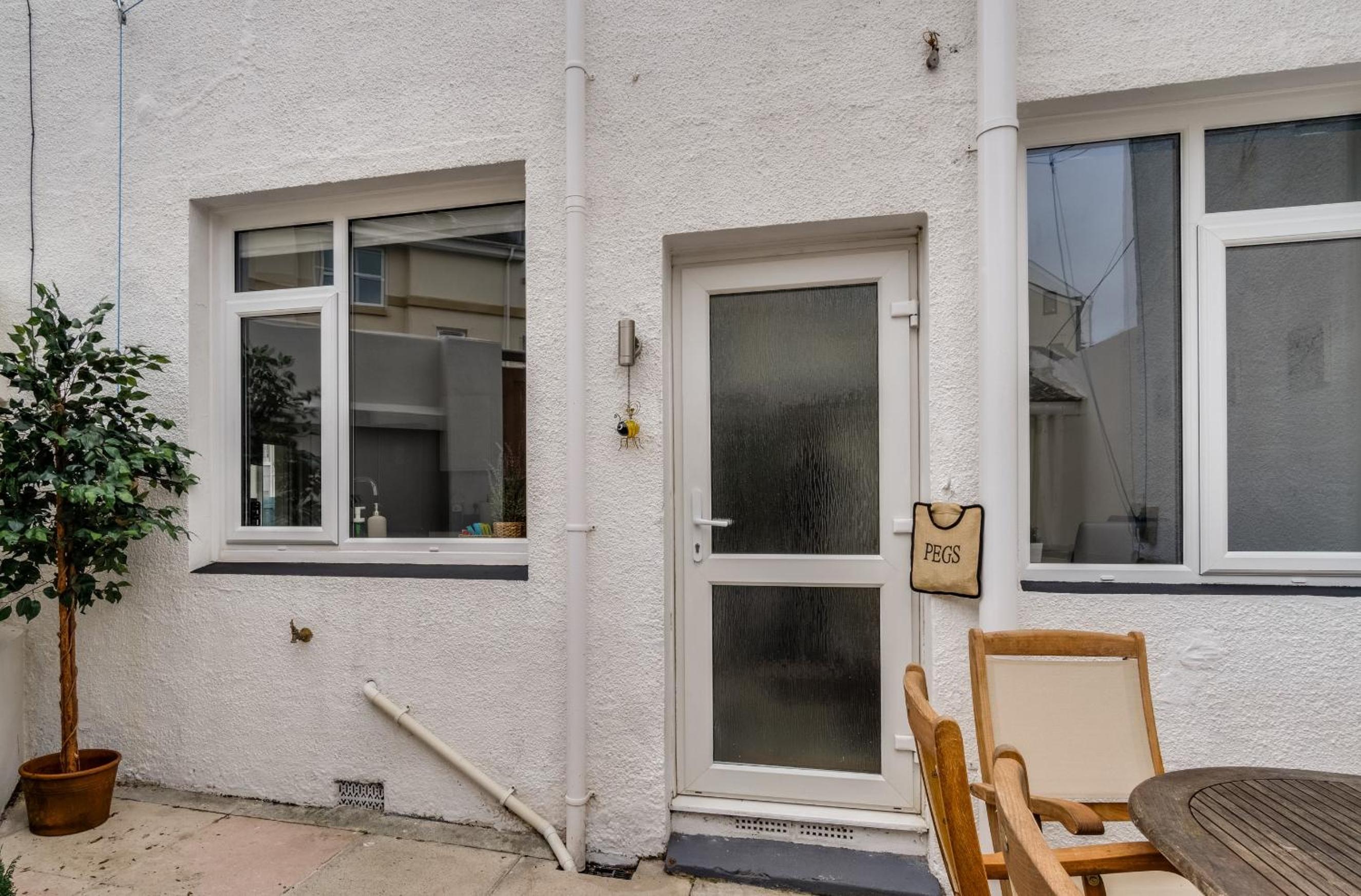 JUNGLE HOT TUB, games room, near eateries, micro brewery, pubs, beauty salons and boutique shops, Argyle, free Netflix, in the heart of Plymouth - Dogs wel view 2