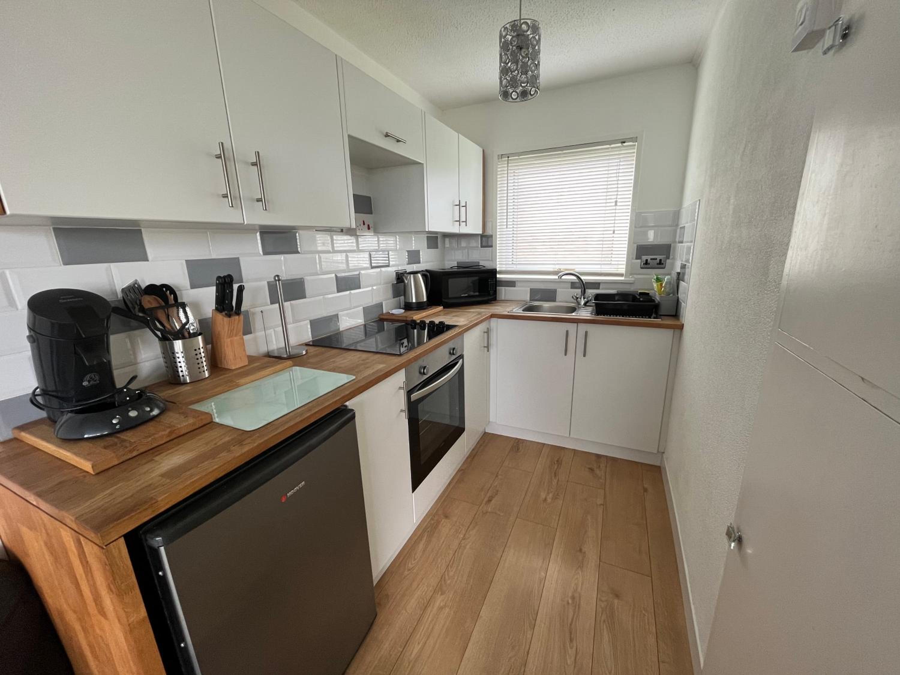 121 Sunbeach - Two bed Chalet at Scratby - Sleeps 5, pet friendly - plus WiFi, bed linen and towels included - FREE swimming passes and Entertainment - Onl view 4