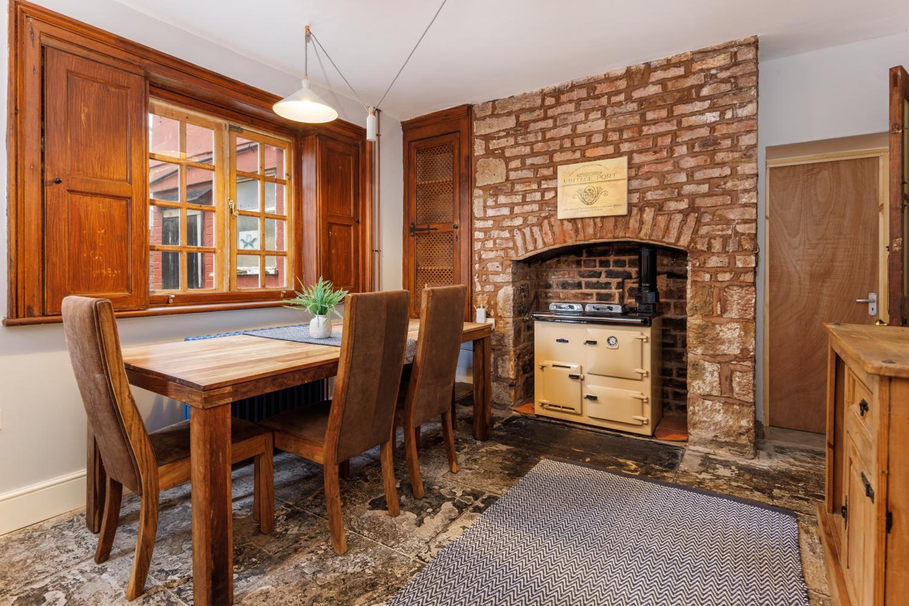 Air Host & Stay - Anfield Cottage - Charming 2BR view 2