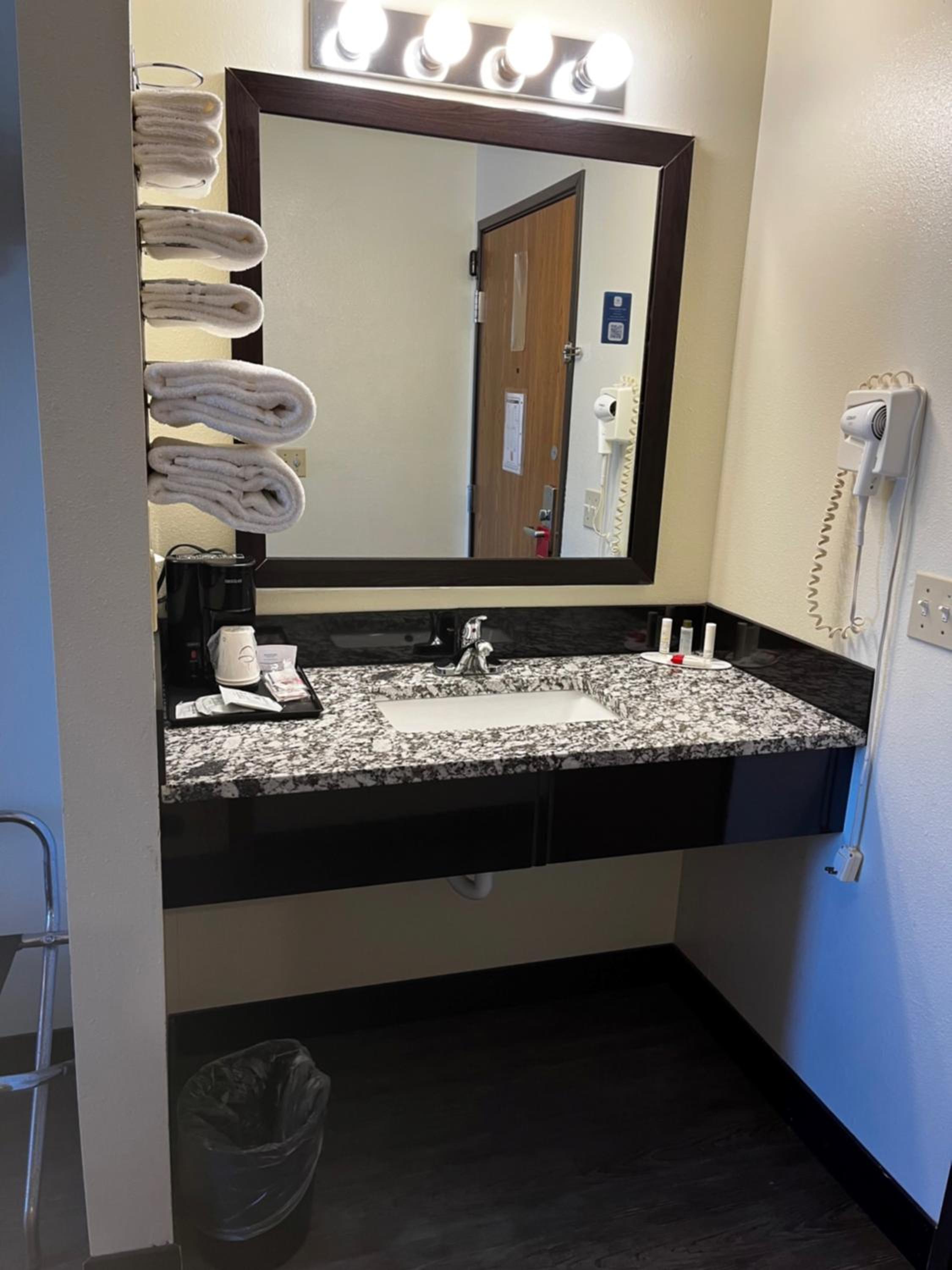Super 8 by Wyndham Smithville Kansas City - Property Image 24