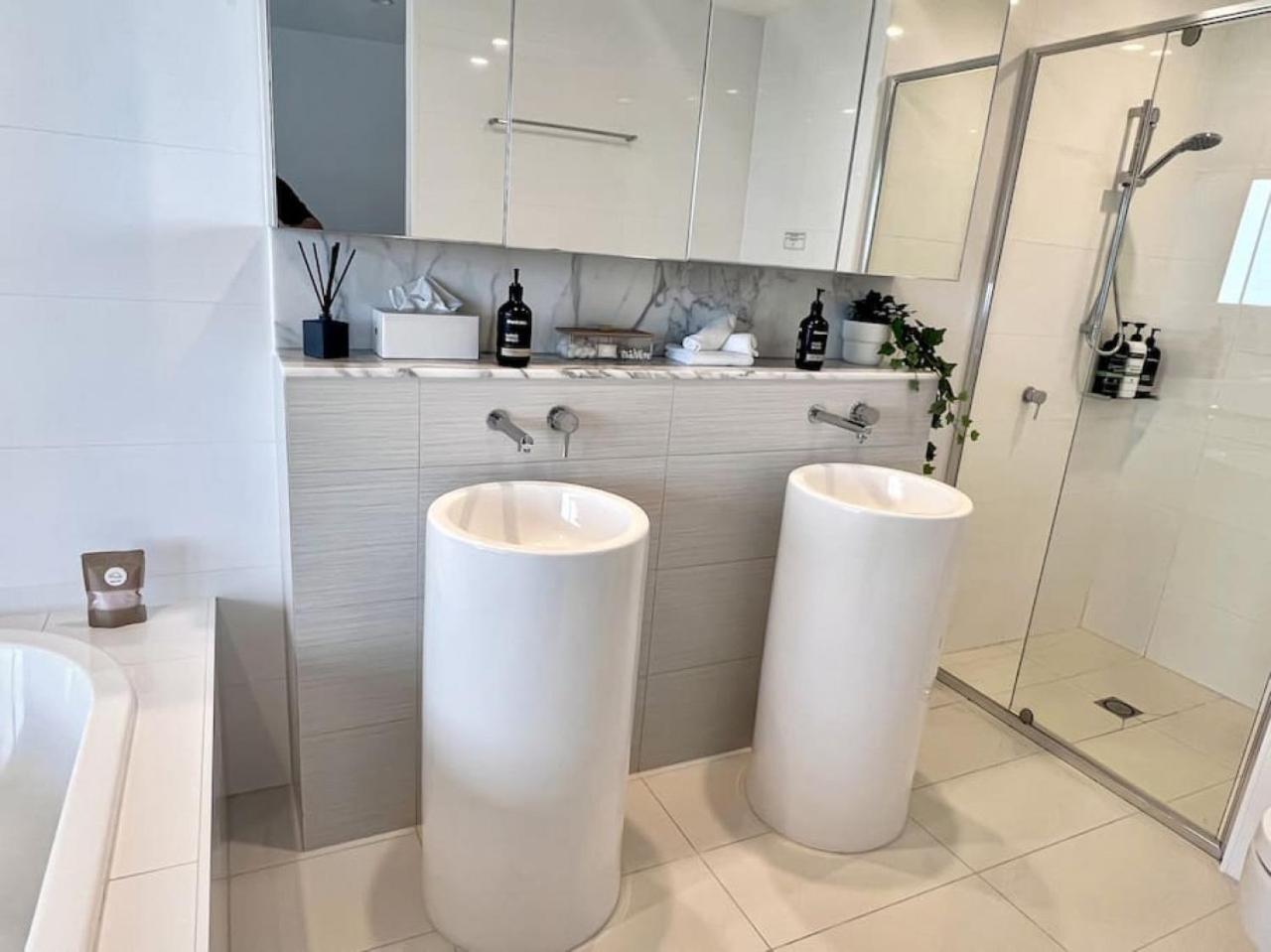 29th floor Oracle Tower 2 stunning ocean and city views