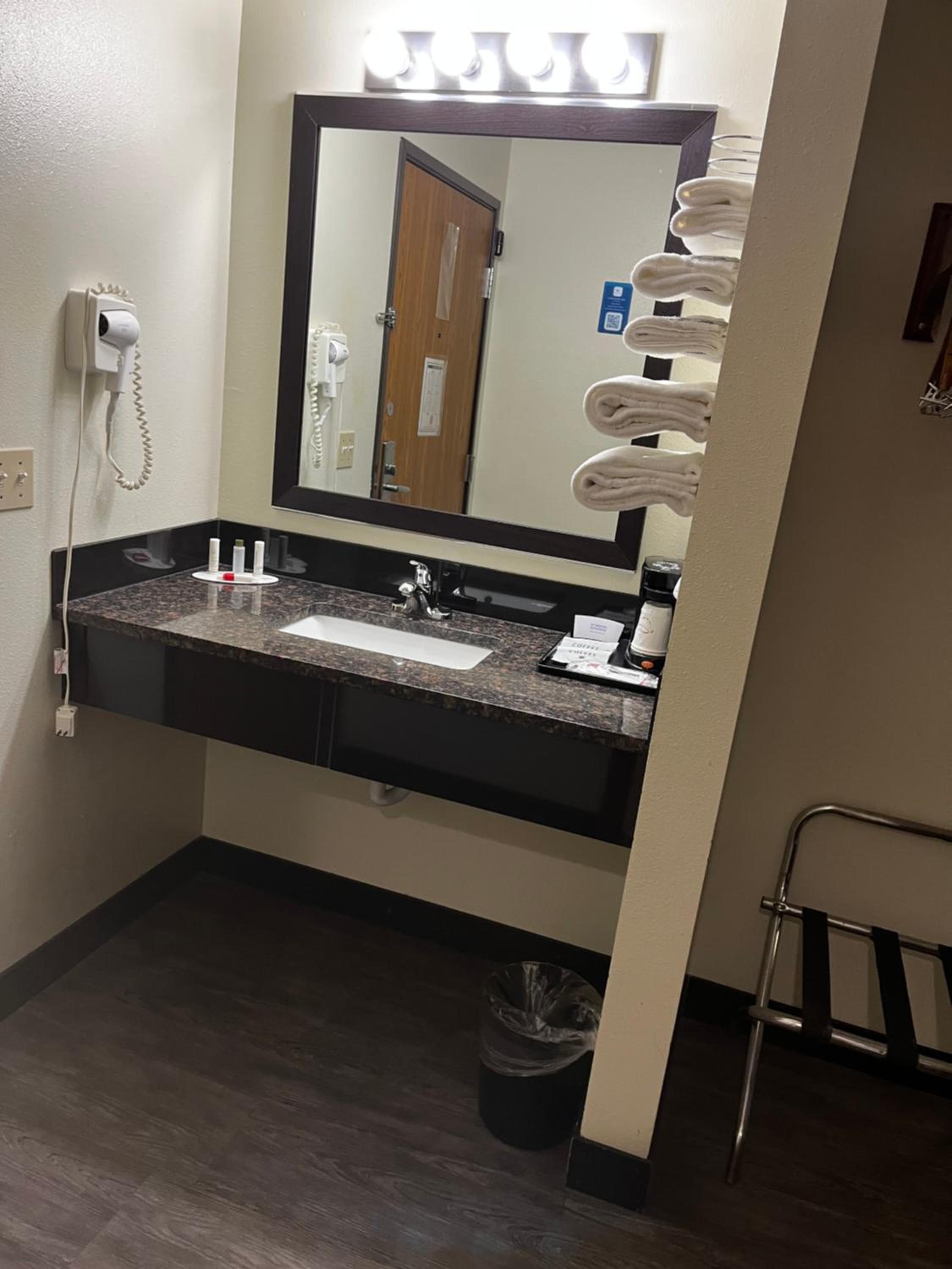 Super 8 by Wyndham Smithville Kansas City - Property Image 14