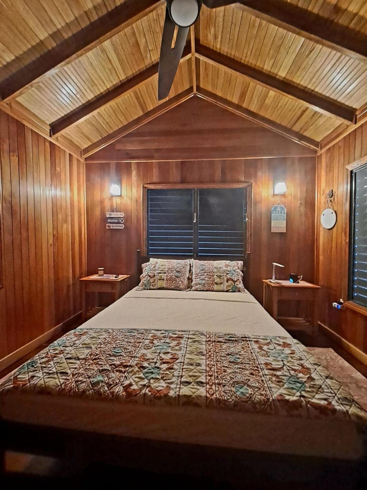Therapy Cabins - Belize Island Experience