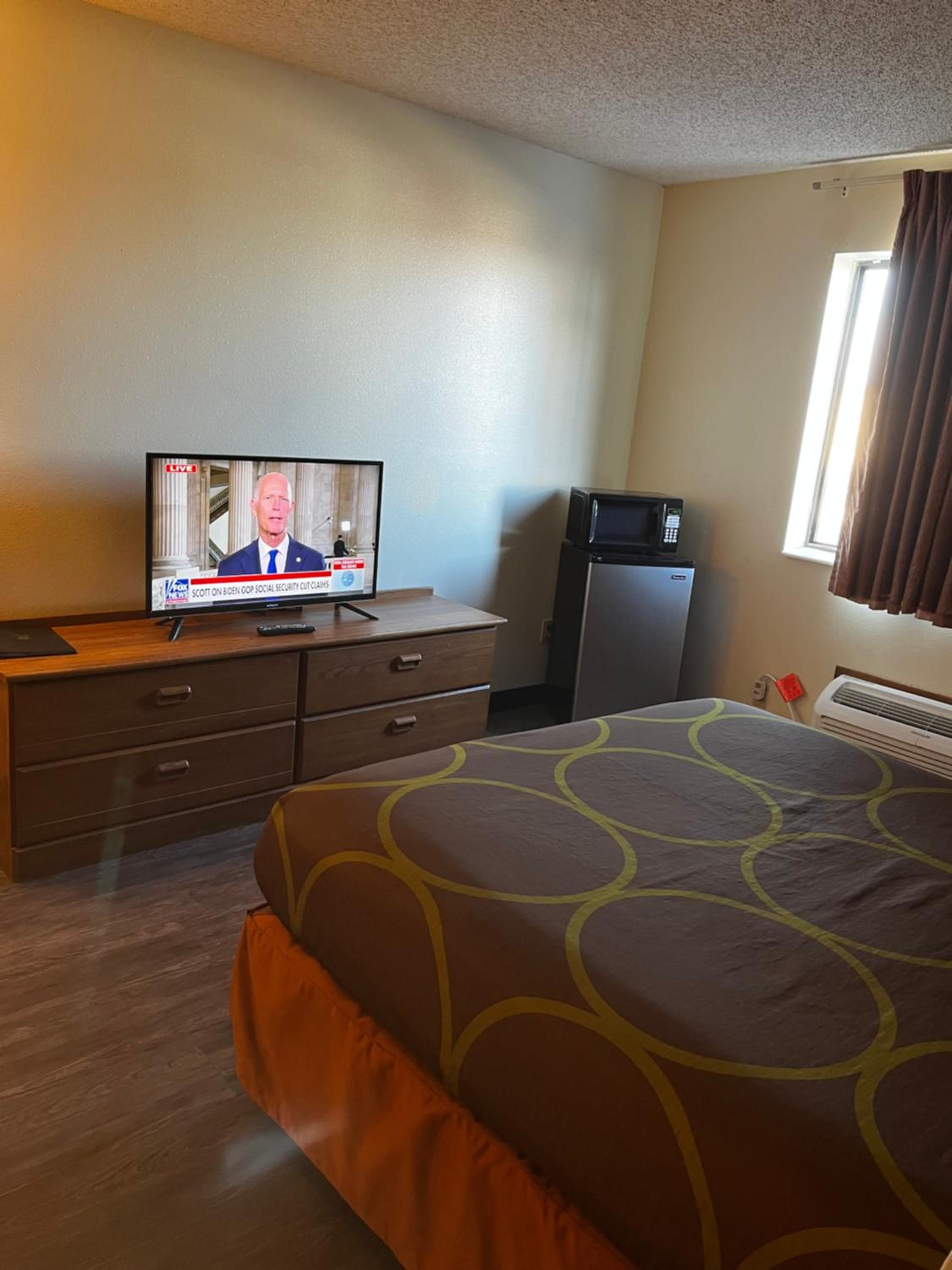 Super 8 by Wyndham Smithville Kansas City - Property Image 4