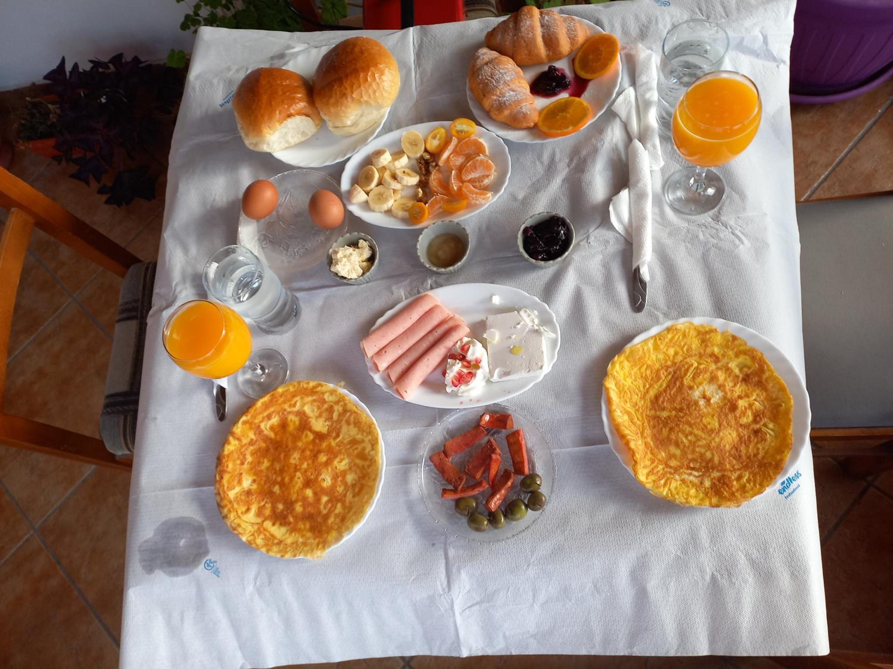 Vila HK is a cozy and welcoming house in the heart of Kruje It offers comfortable accommodation,free public parking nearby,and breakfast included,ensuring 