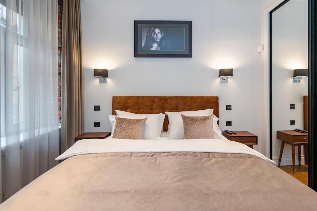 Quality 1 BD Old Town Apartment by Hostlovers view 4