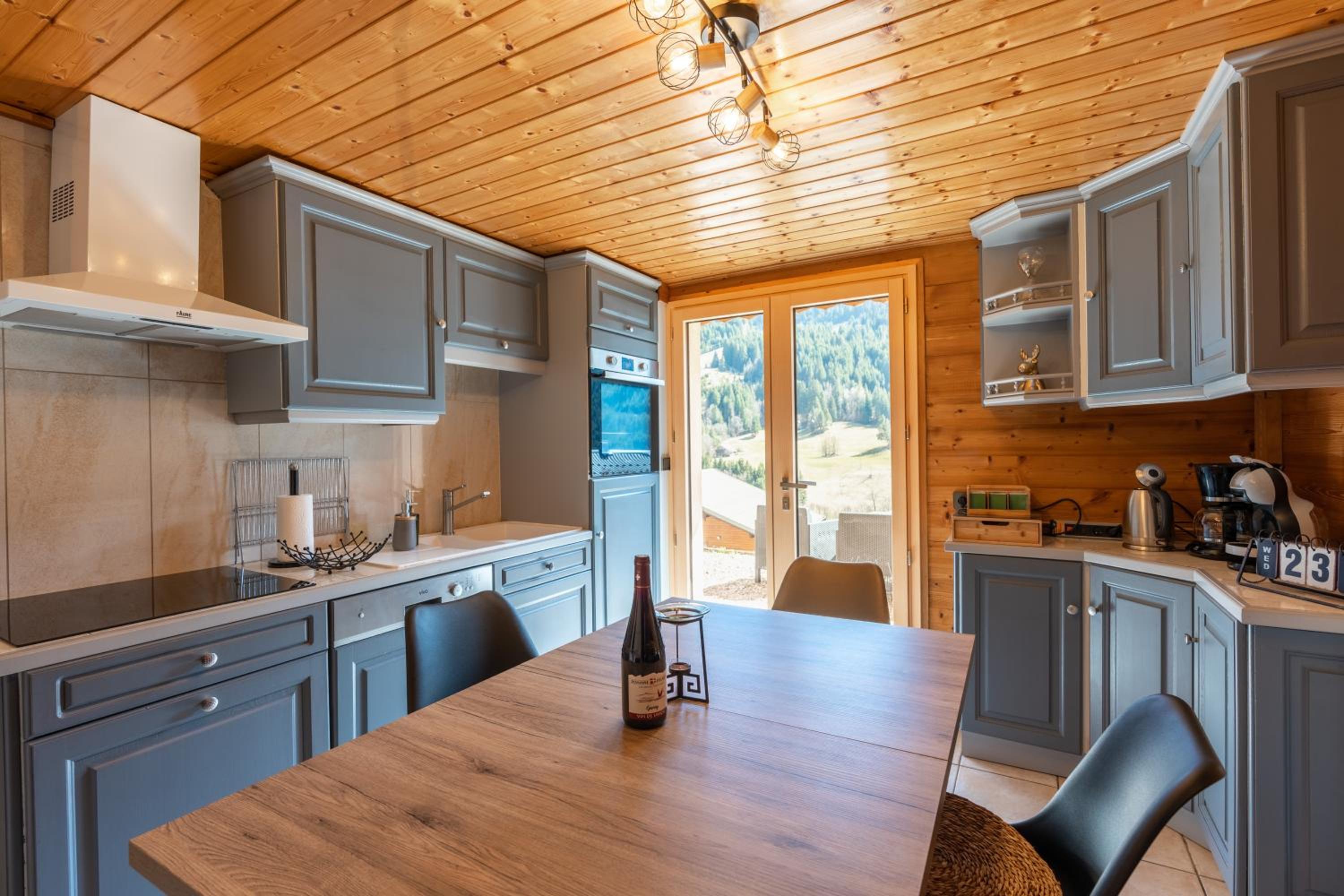 Au Chalet Le Péry, vue sur le Mont de Grange