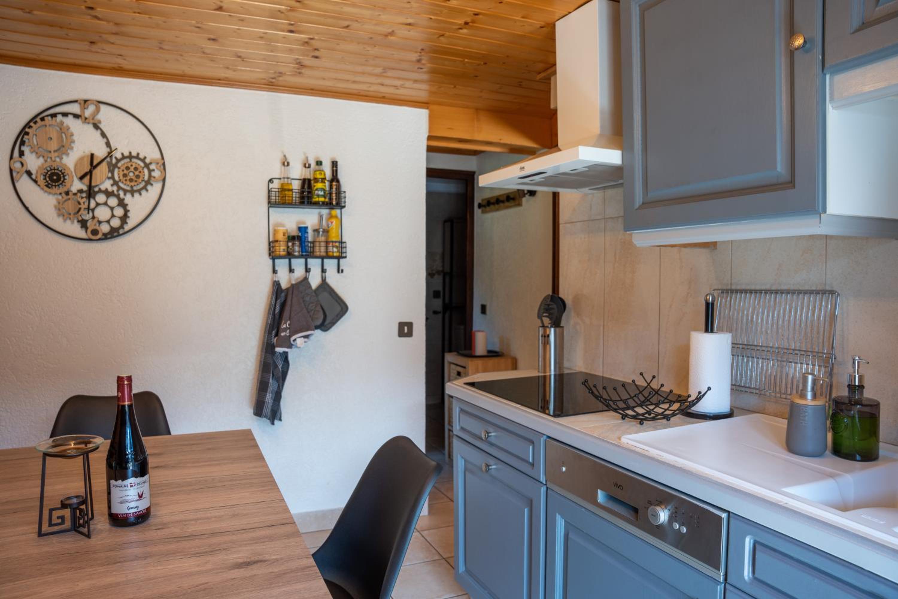 Au Chalet Le Péry, vue sur le Mont de Grange