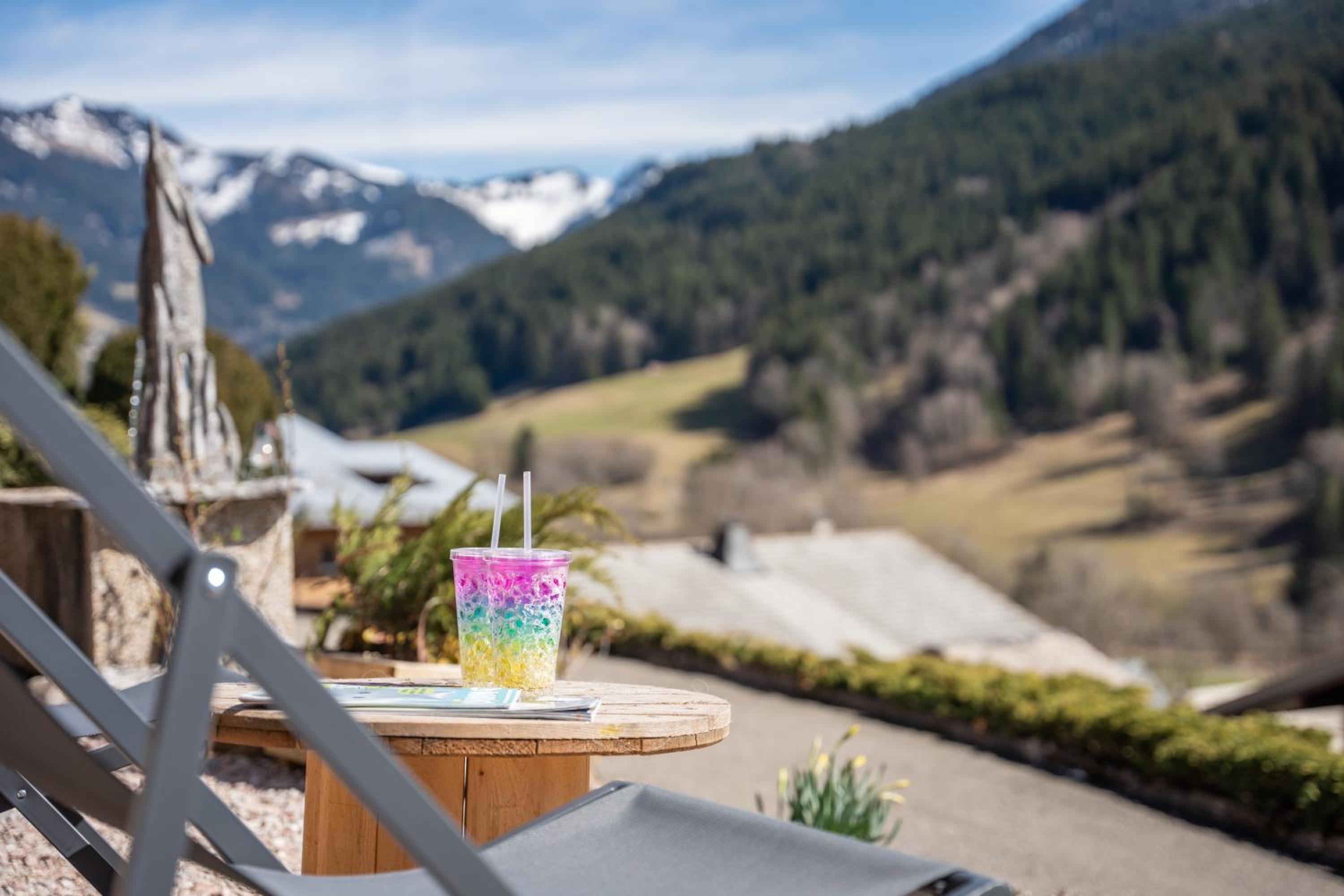 Au Chalet Le Péry, vue sur le Mont de Grange