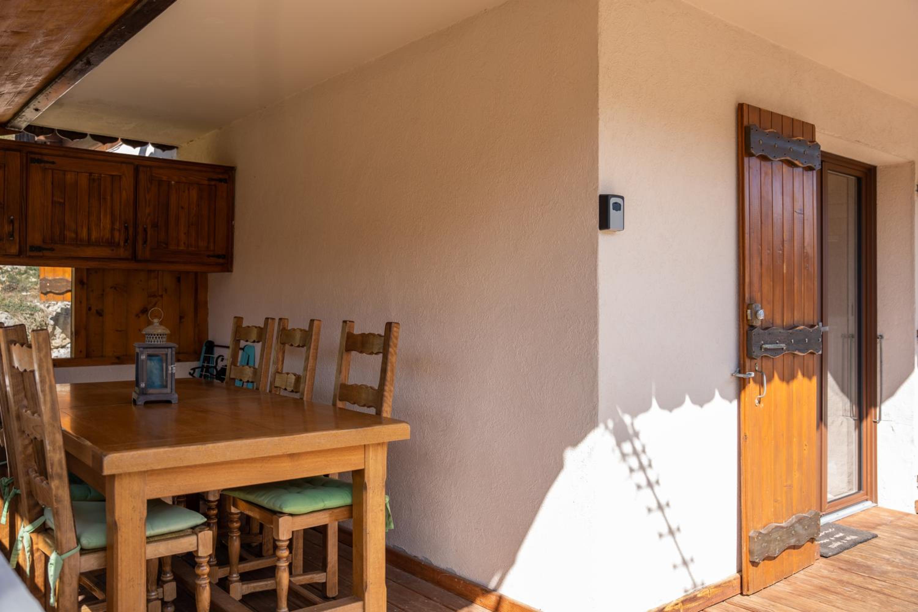 Au Chalet Le Péry, vue sur le Mont de Grange