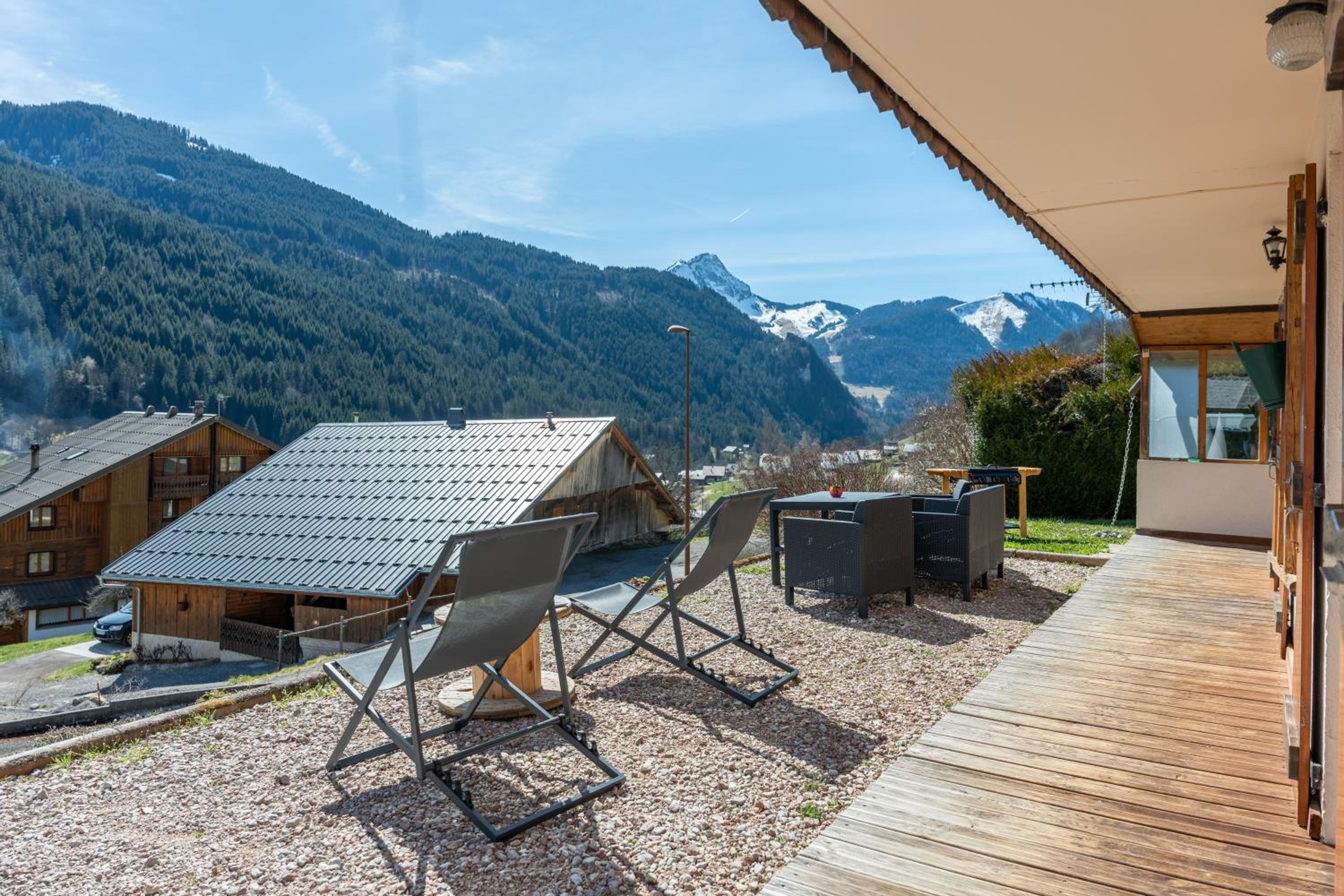 Au Chalet Le Péry, vue sur le Mont de Grange