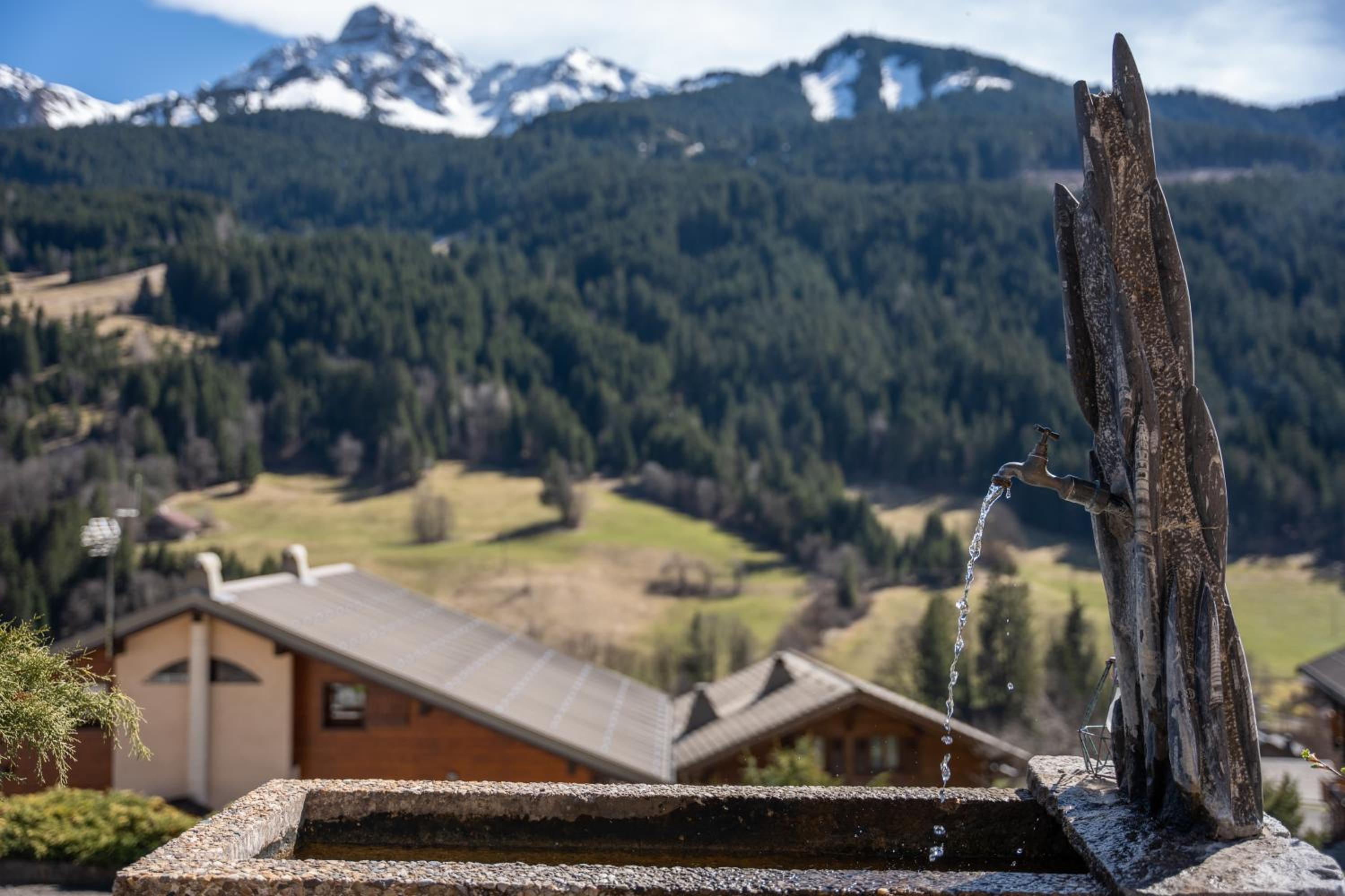 Au Chalet Le Péry, vue sur le Mont de Grange