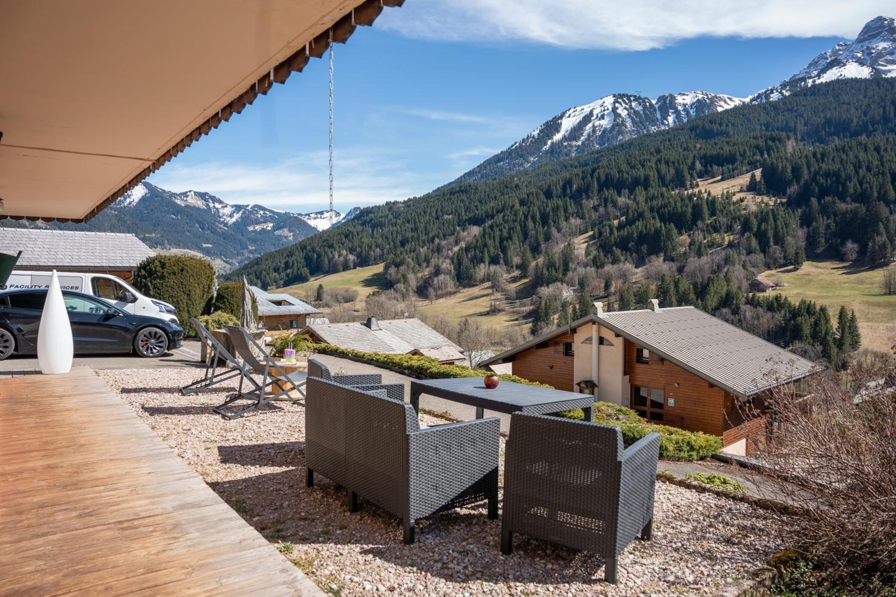 Au Chalet Le Péry, vue sur le Mont de Grange