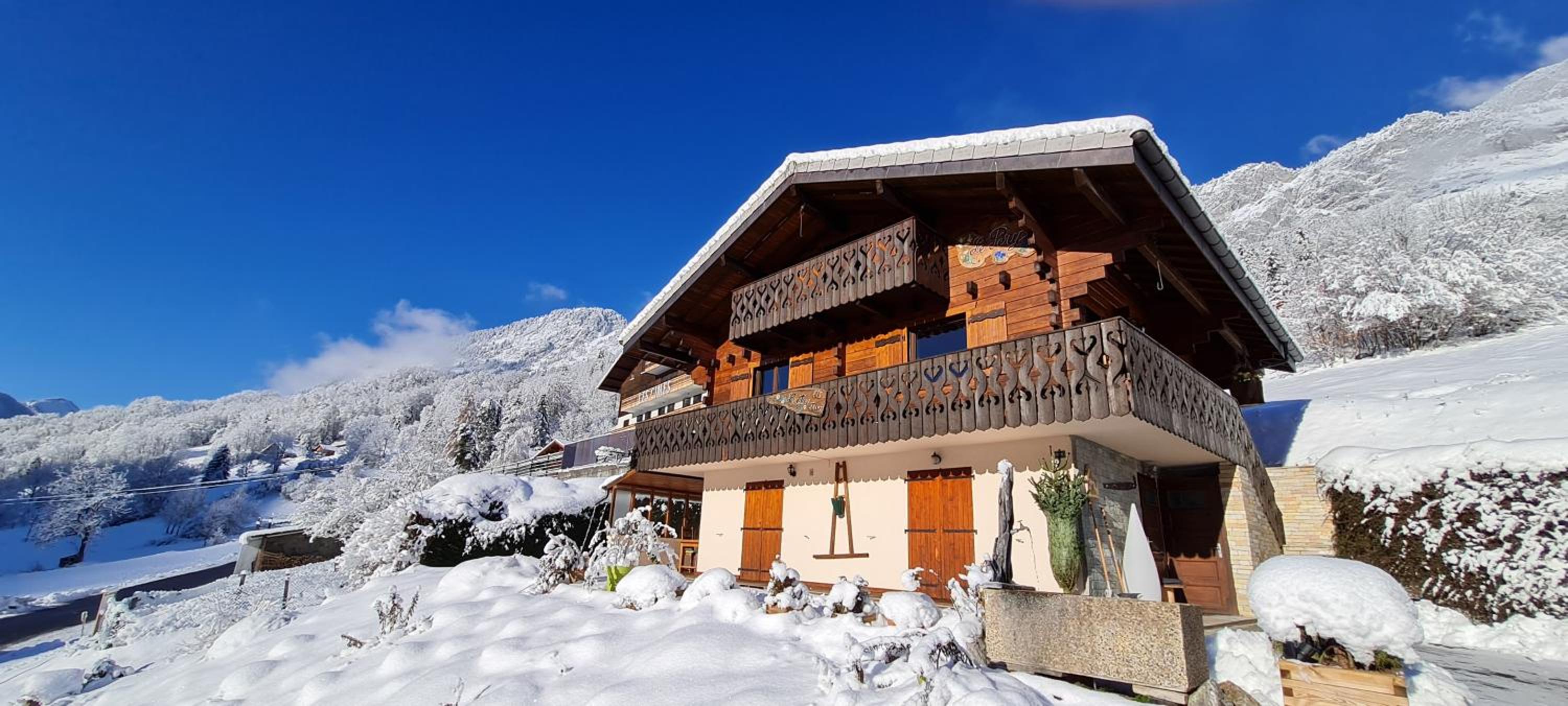Au Chalet Le Péry, vue sur le Mont de Grange
