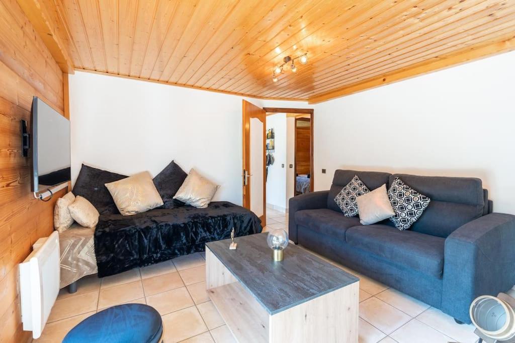 Au Chalet Le Péry, vue sur le Mont de Grange