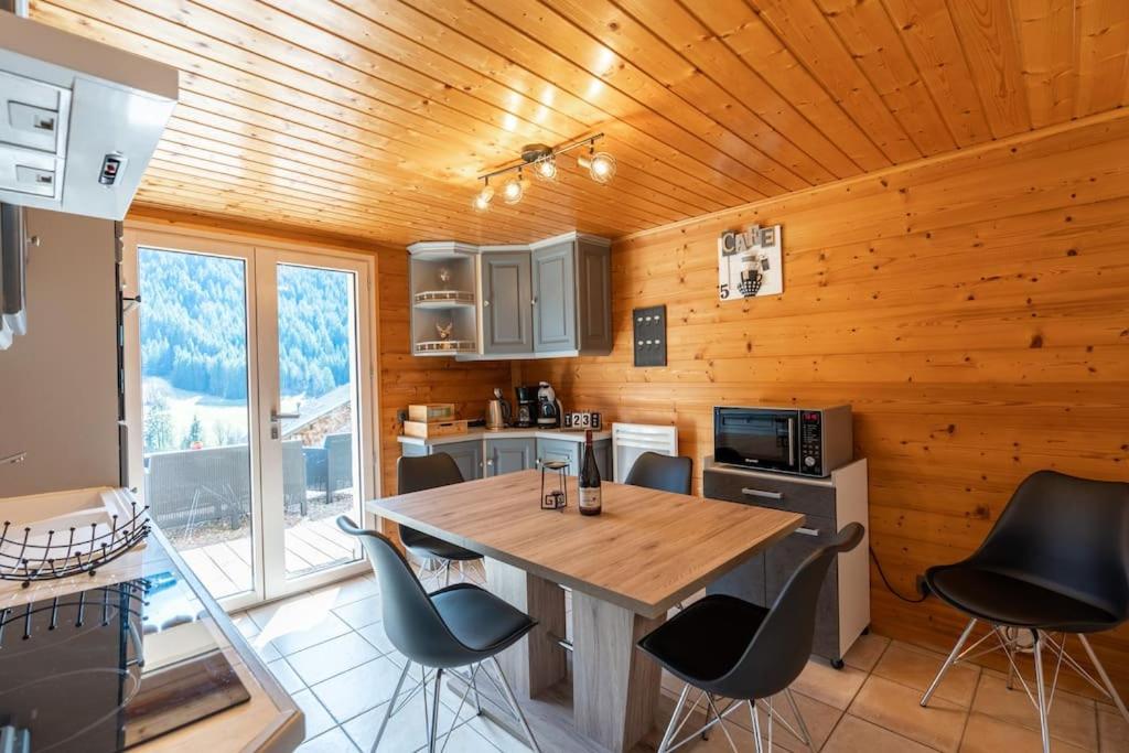 Au Chalet Le Péry, vue sur le Mont de Grange