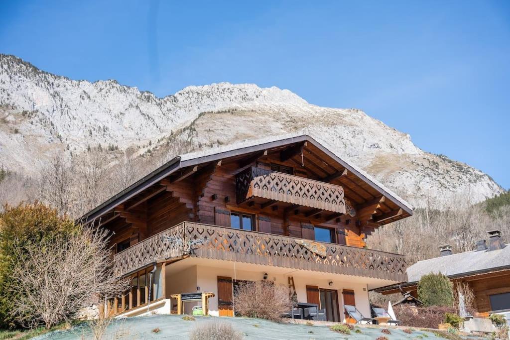 Au Chalet Le Péry, vue sur le Mont de Grange