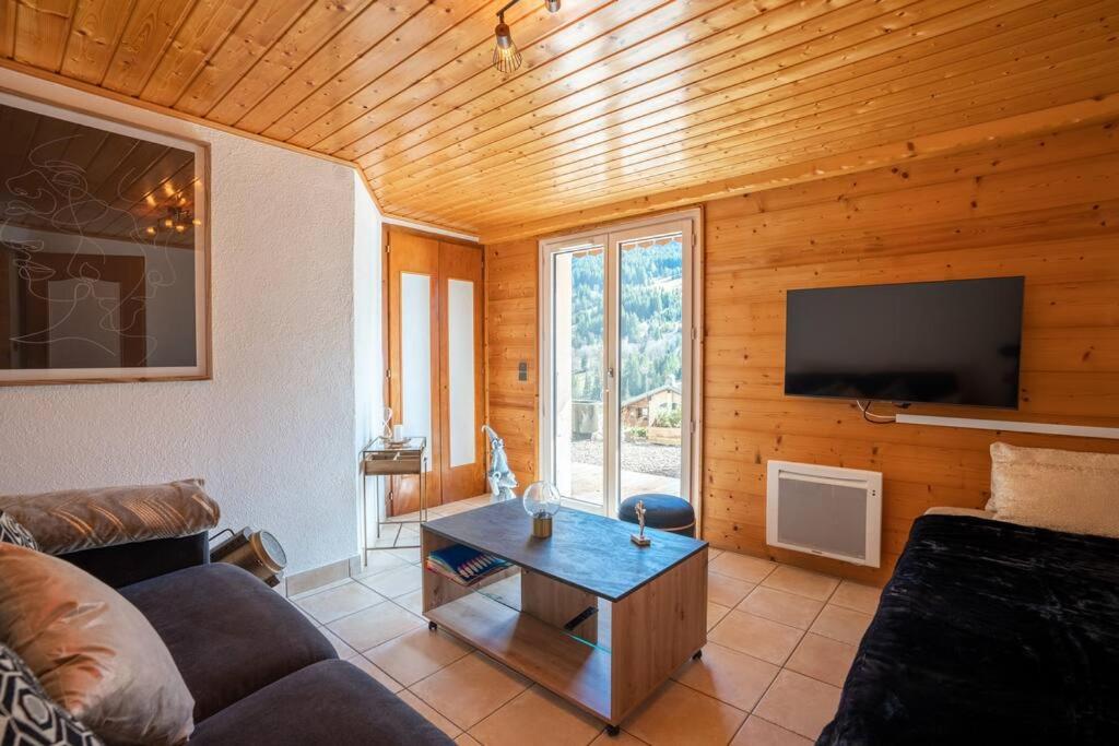 Au Chalet Le Péry, vue sur le Mont de Grange